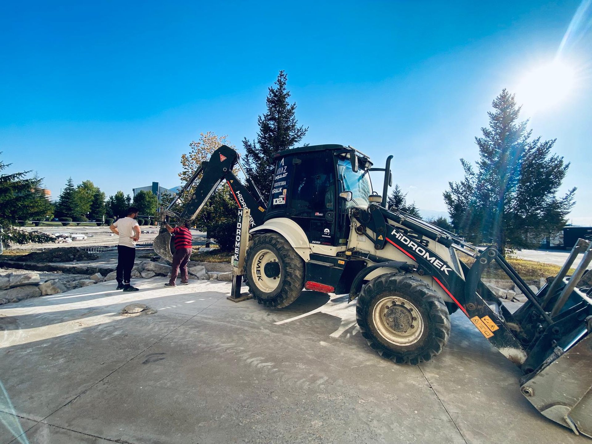 gray computer monitor