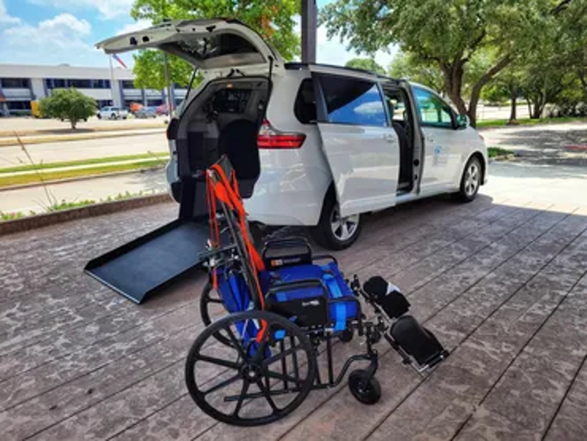 gray computer monitor