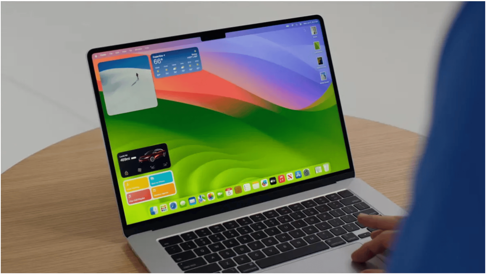 gray computer monitor