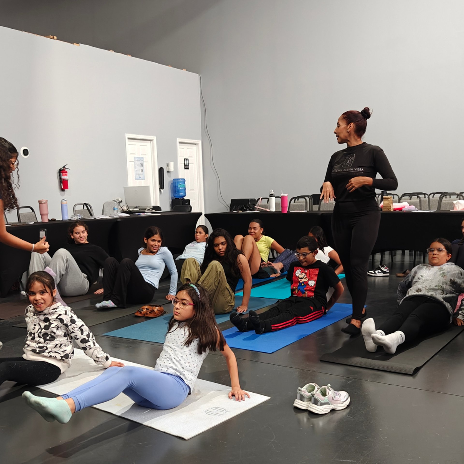 gray computer monitor