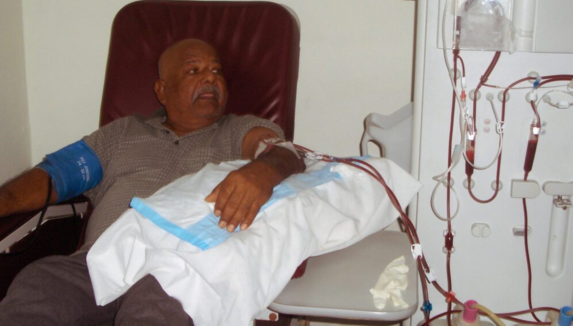 gray computer monitor