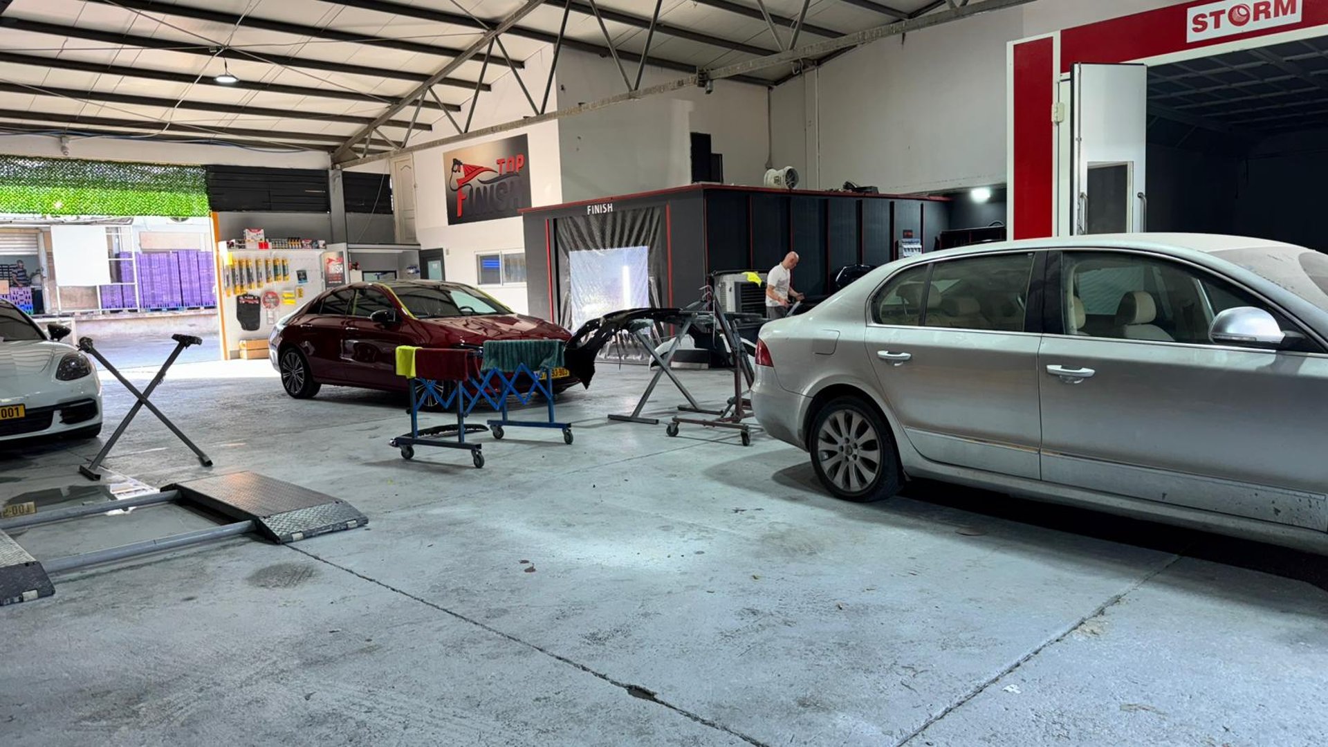 gray computer monitor