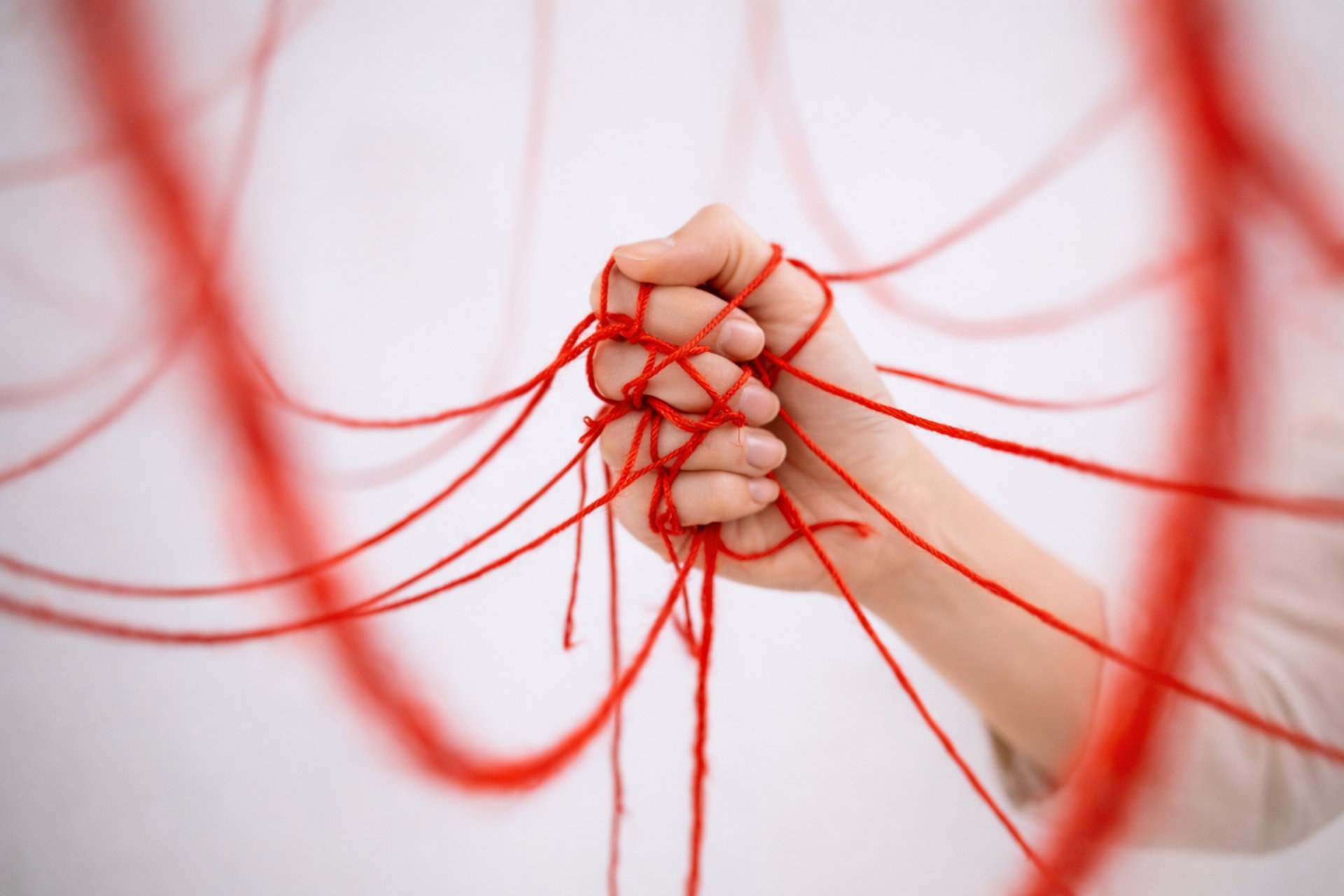 hilos rojos en mano