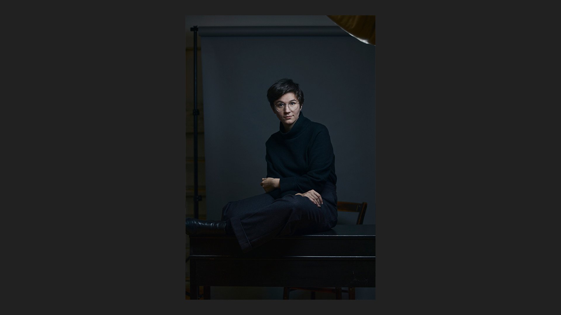 Miku Sophie Kühmel sitting on a table.