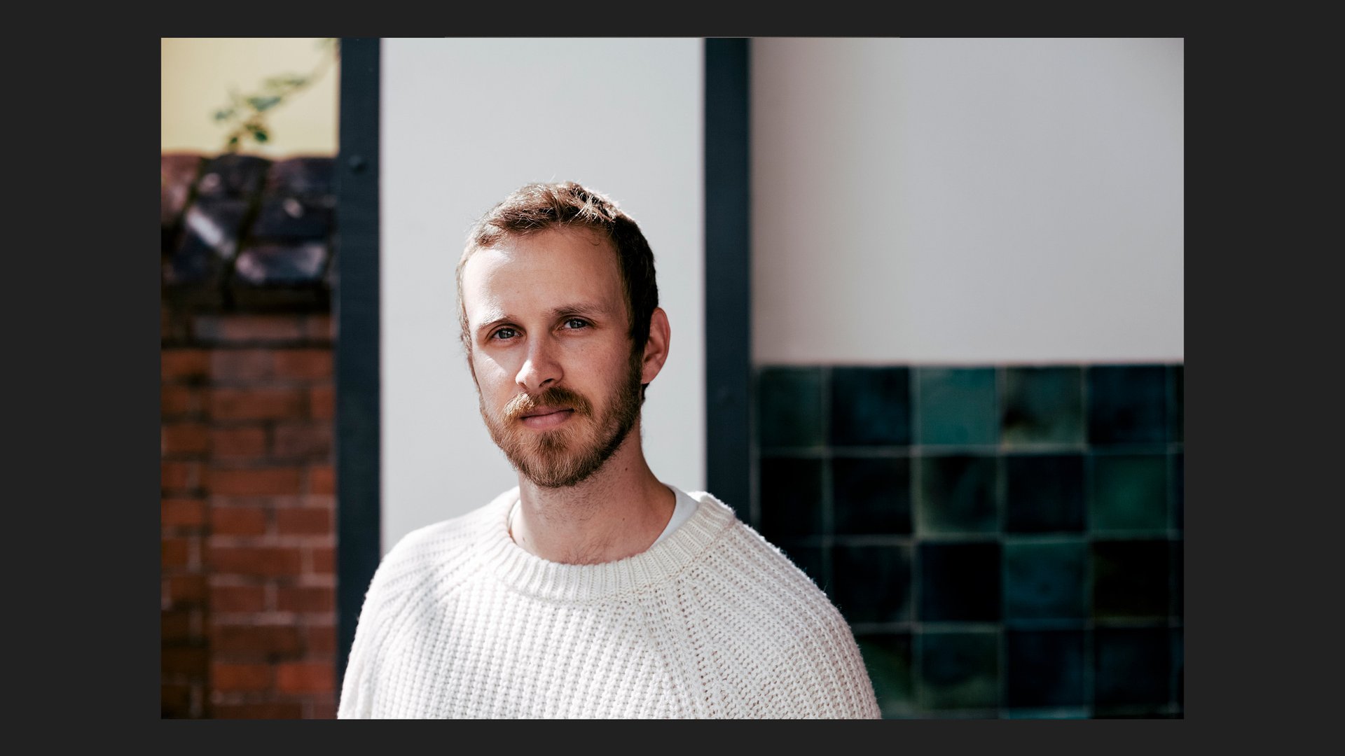 Porträt von Steve Devonas in einem weißen Pullover.