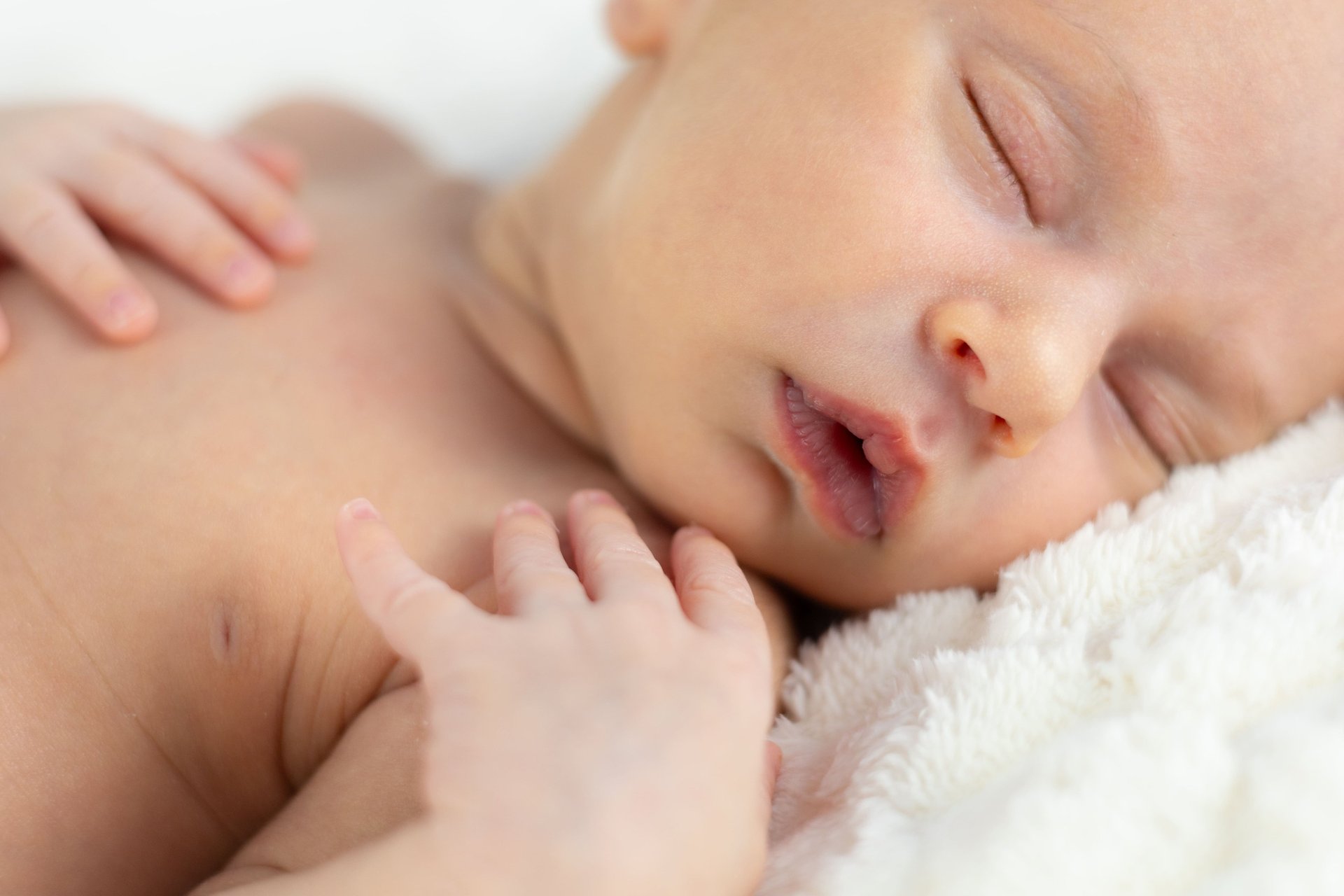 Sessió de fotos newborn a Girona amb una bebè recent nascuda dormint en estudi fotogràfic
