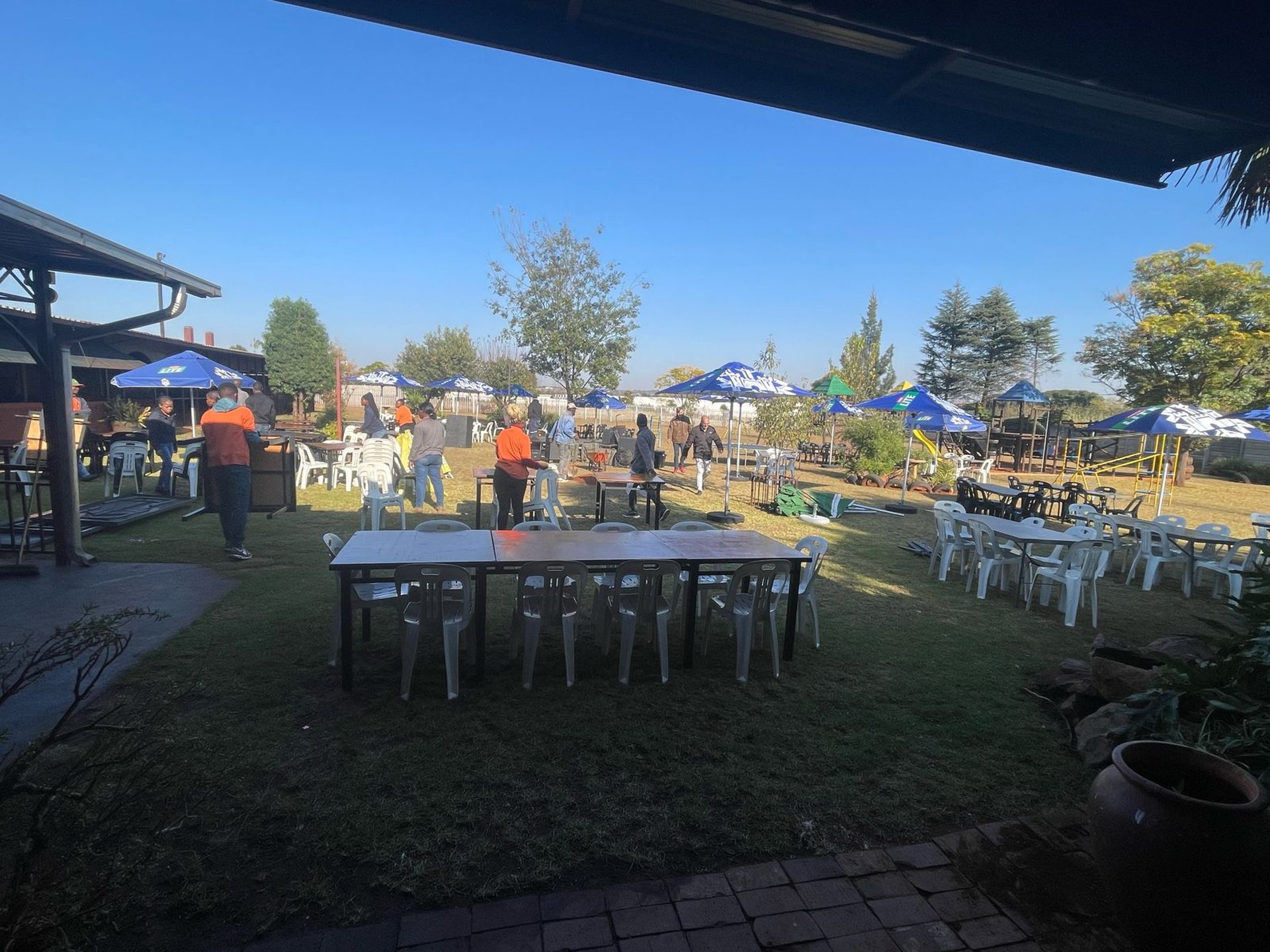 gray computer monitor