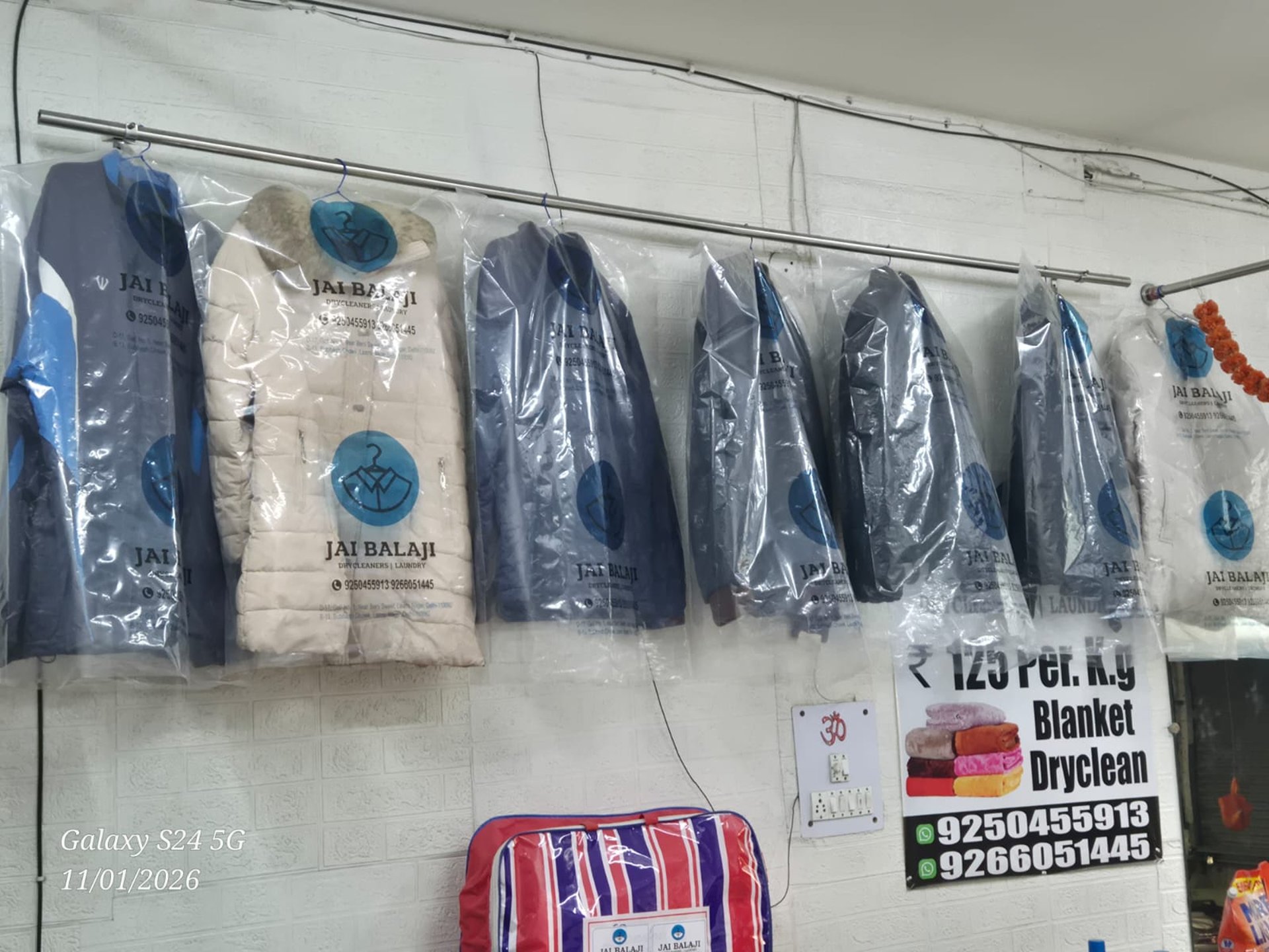 gray computer monitor