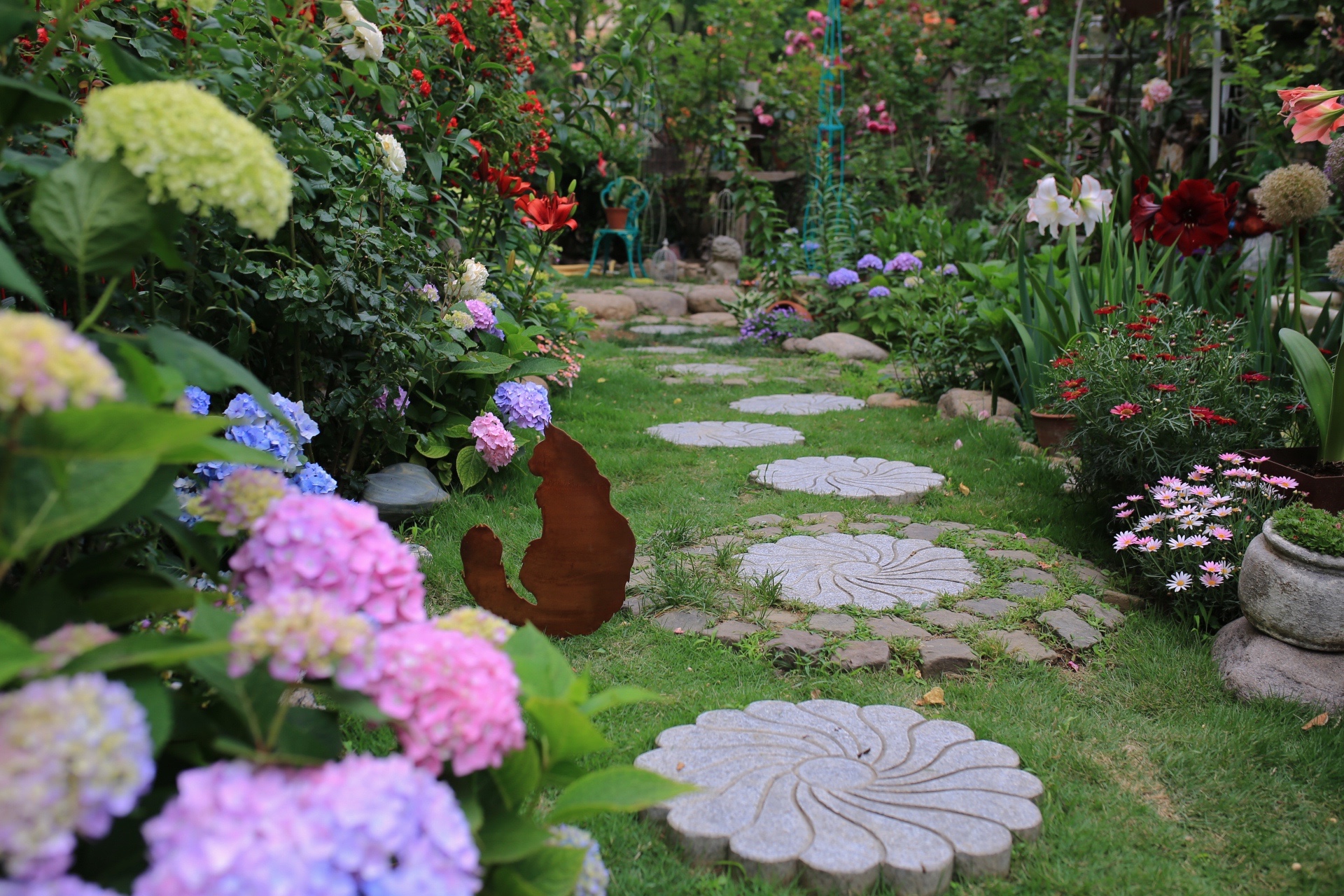 black and white bed linen