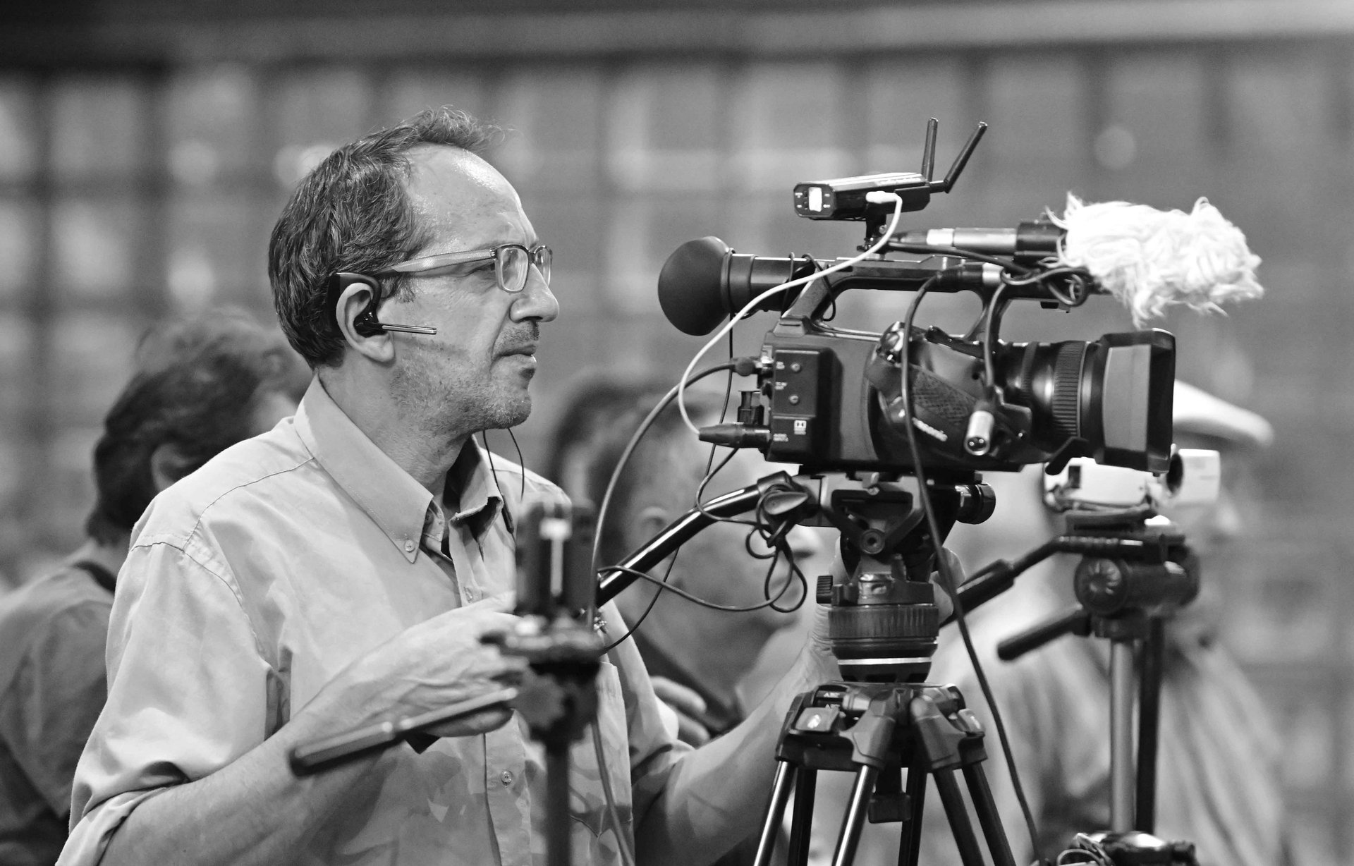 gray computer monitor