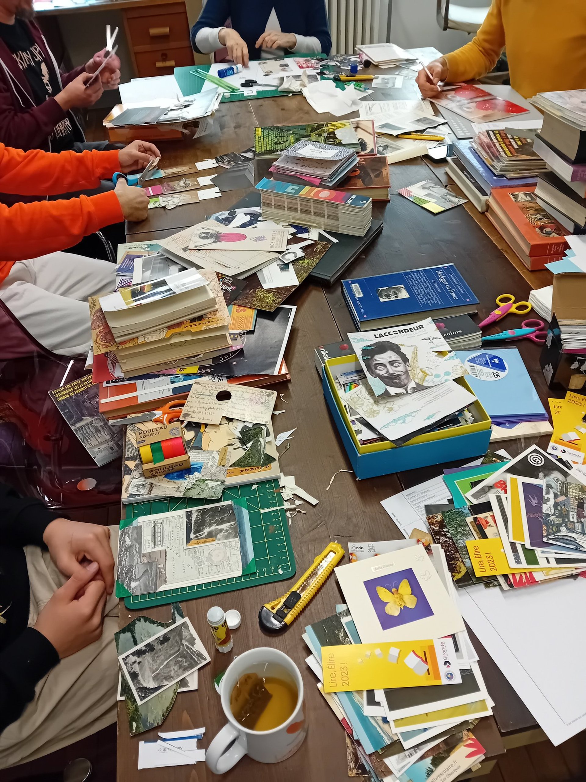 gray computer monitor