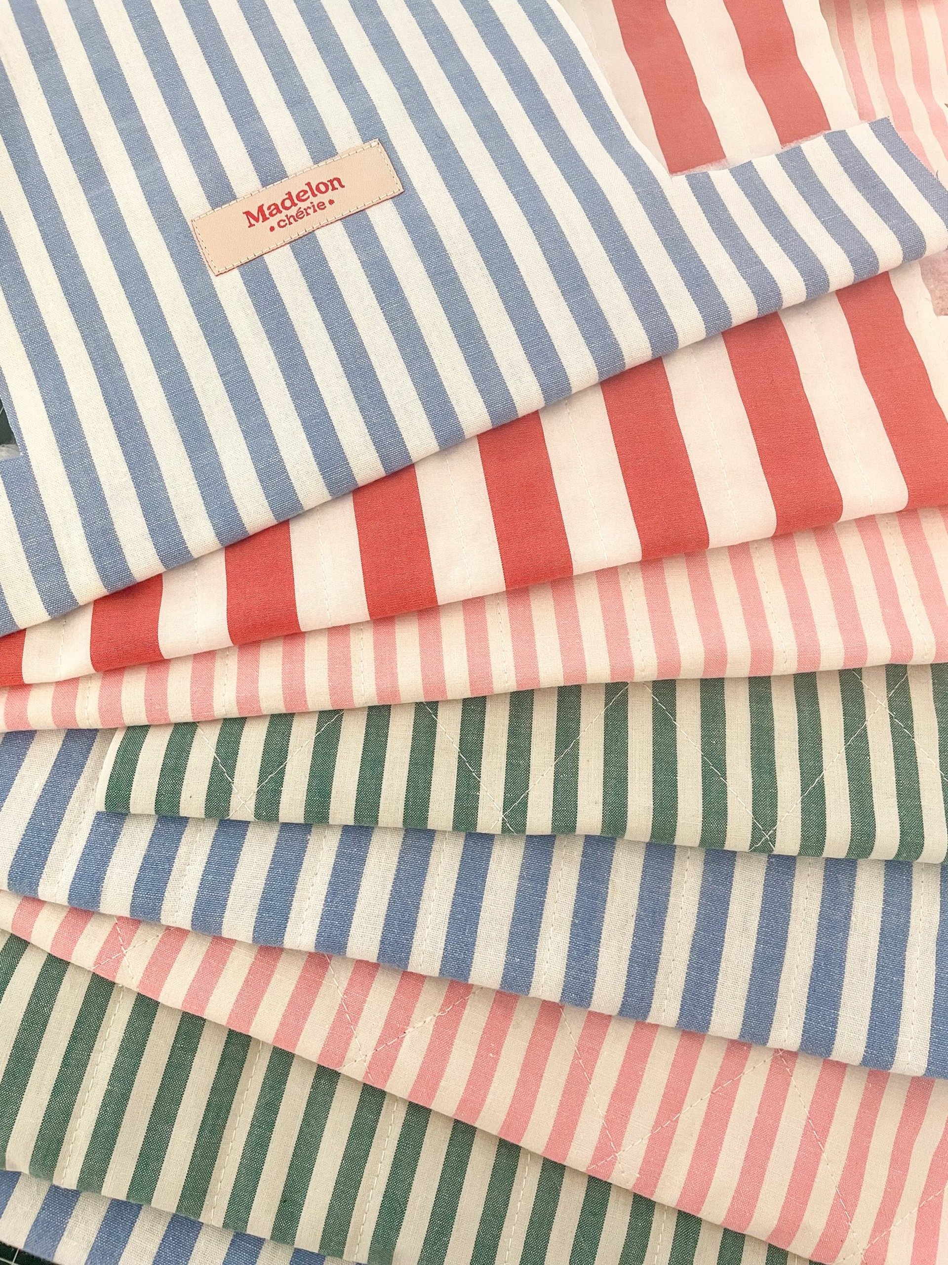 gray computer monitor