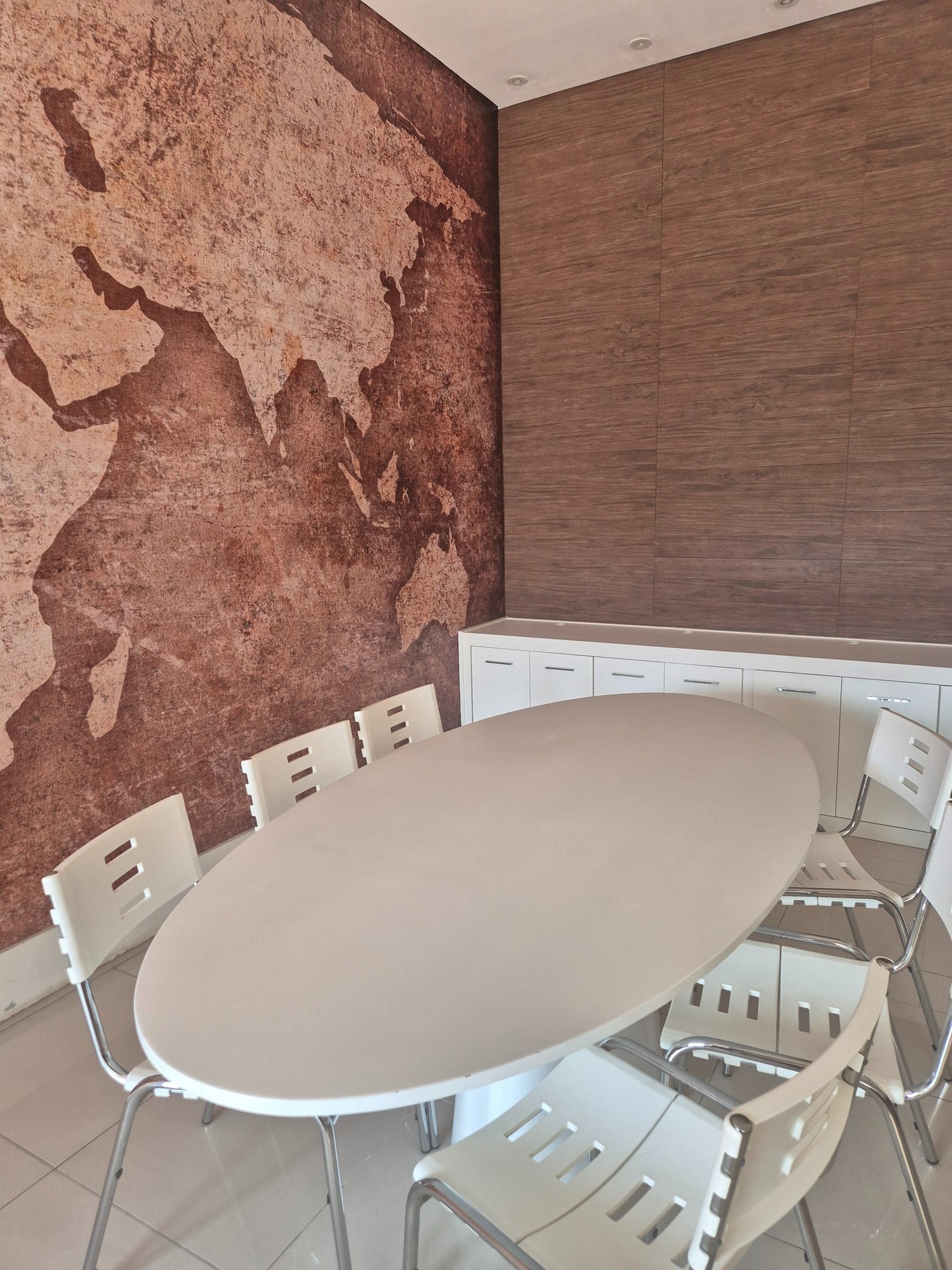 gray computer monitor