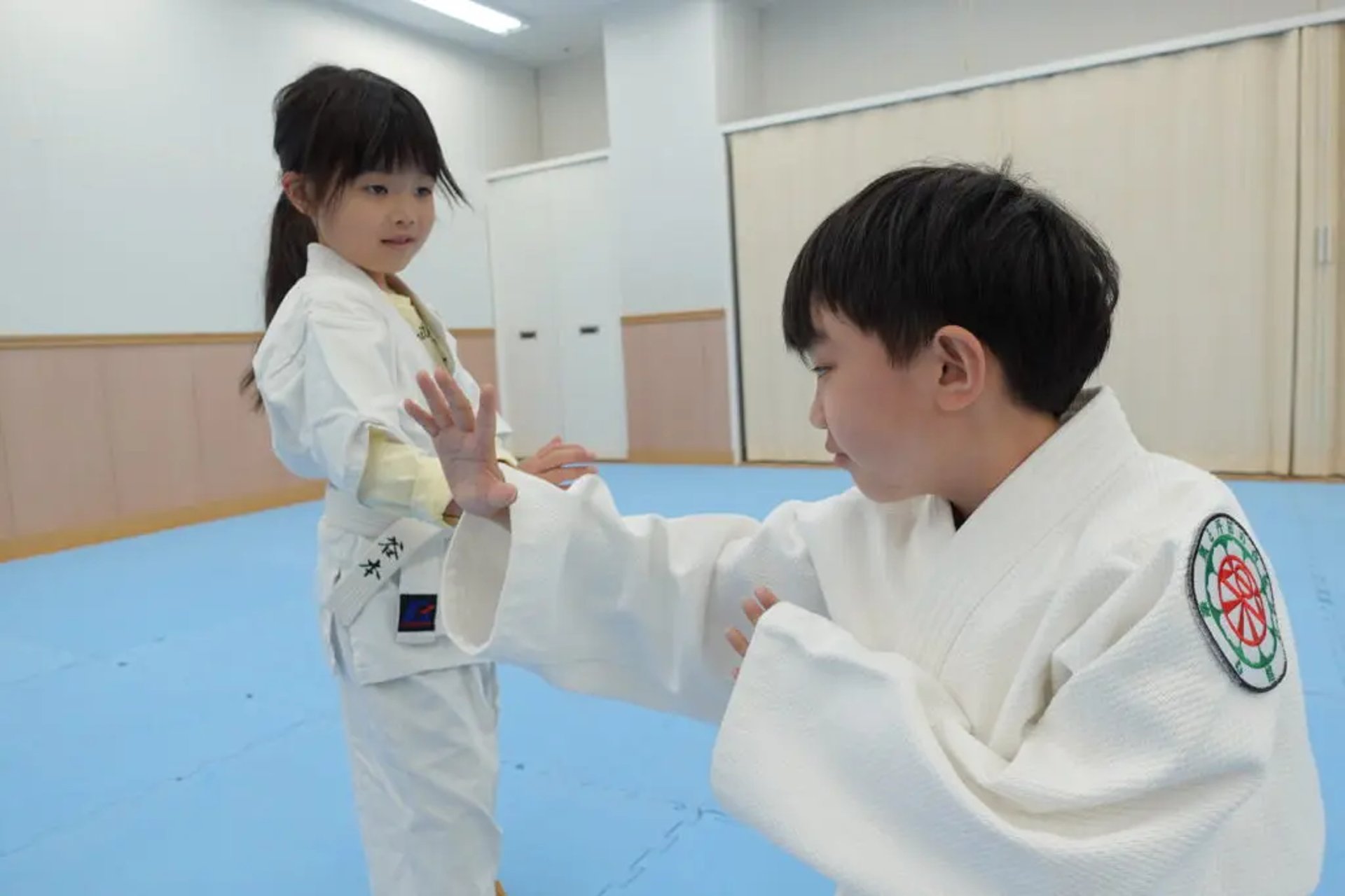children practicing aikido at Rakushinkan in Japan