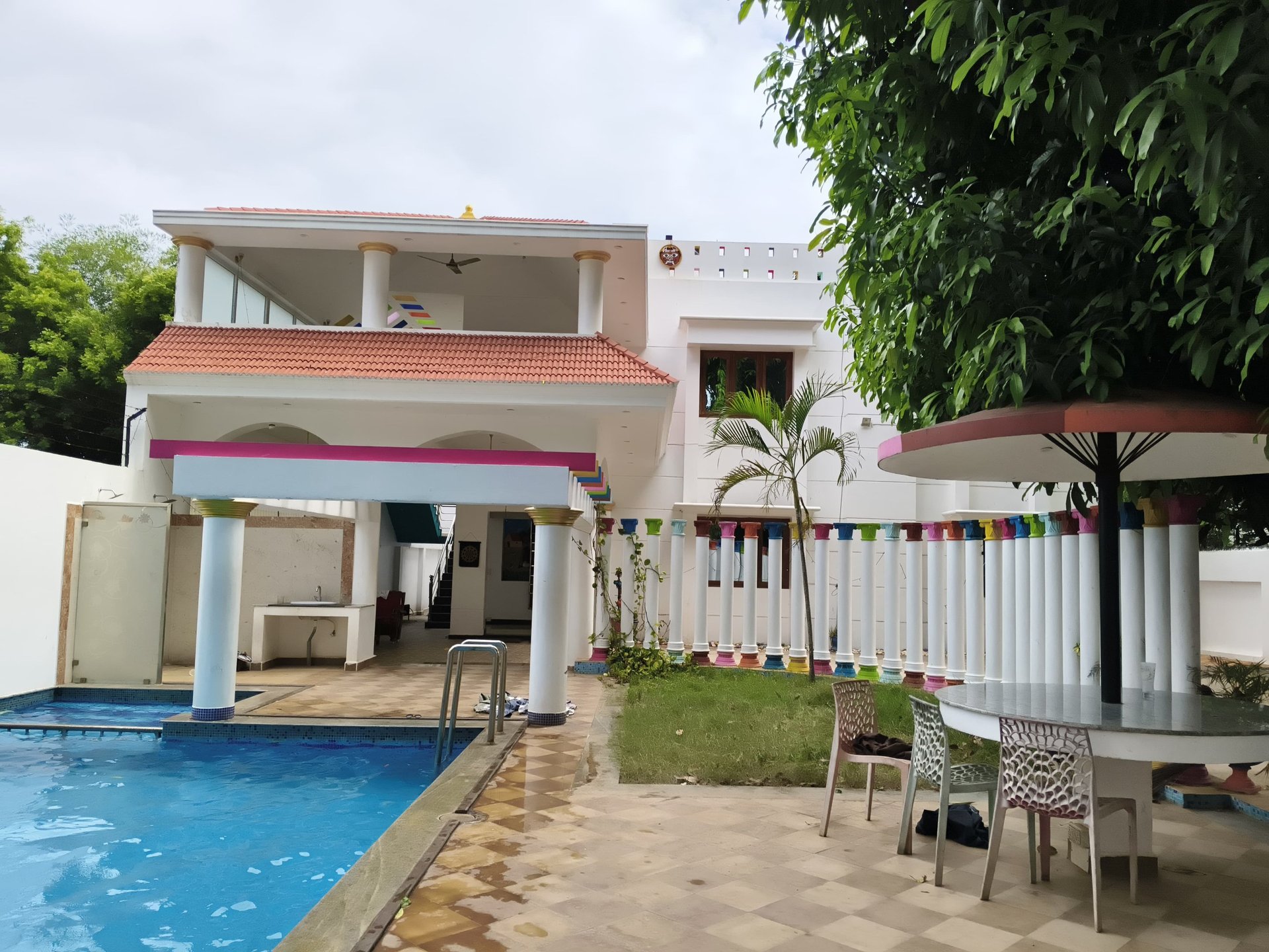 gray computer monitor