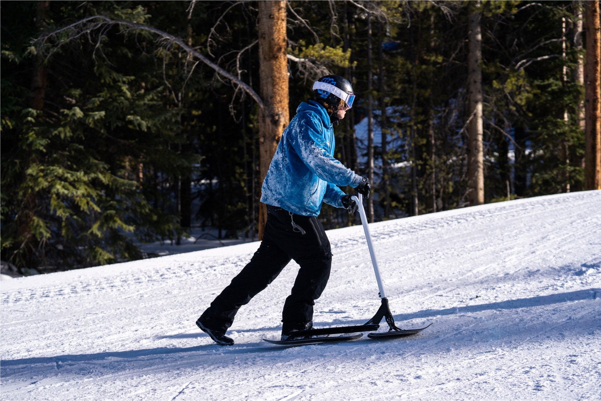 an abstract photo of a curved building with a blue sky in the background