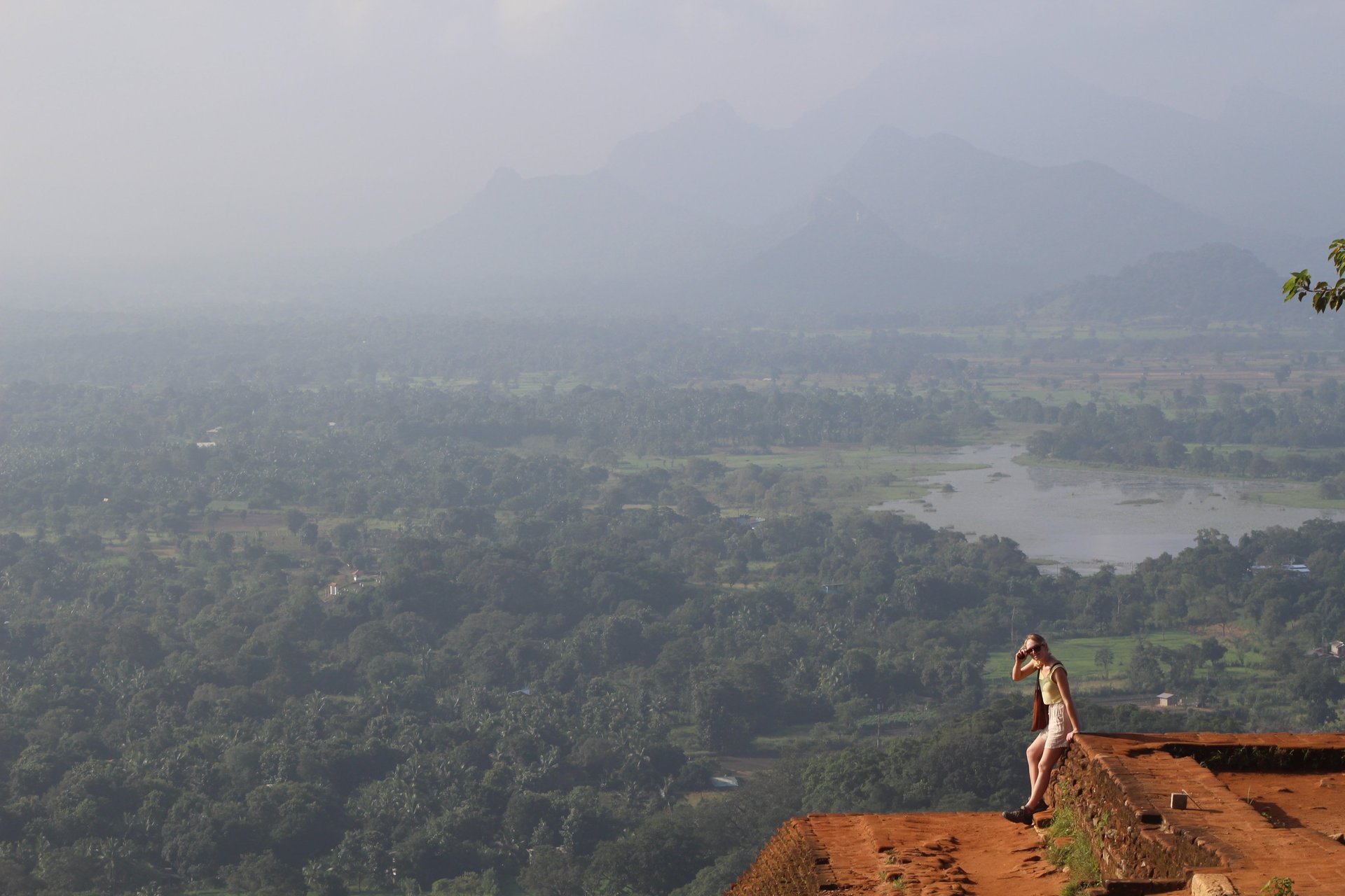 gray computer monitor