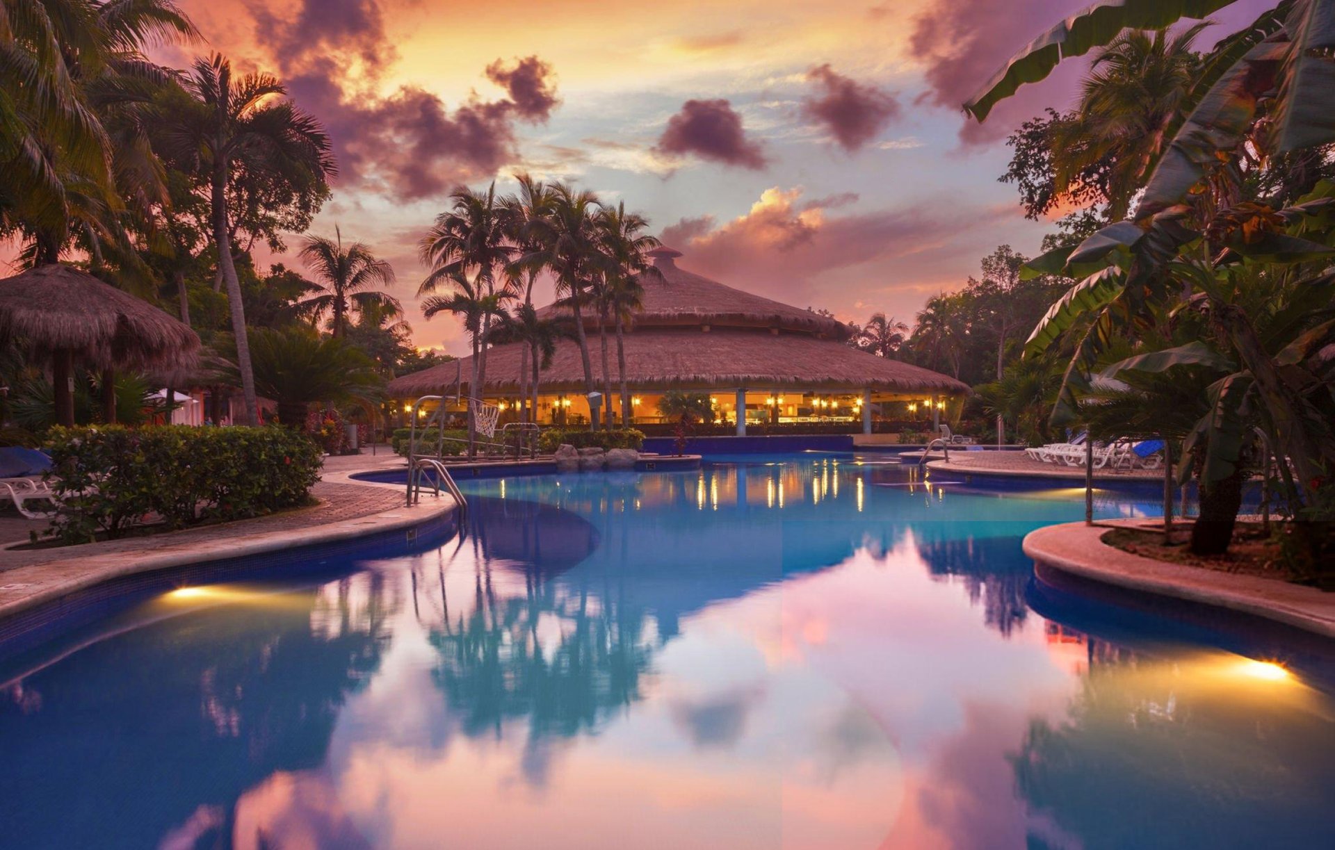 gray computer monitor