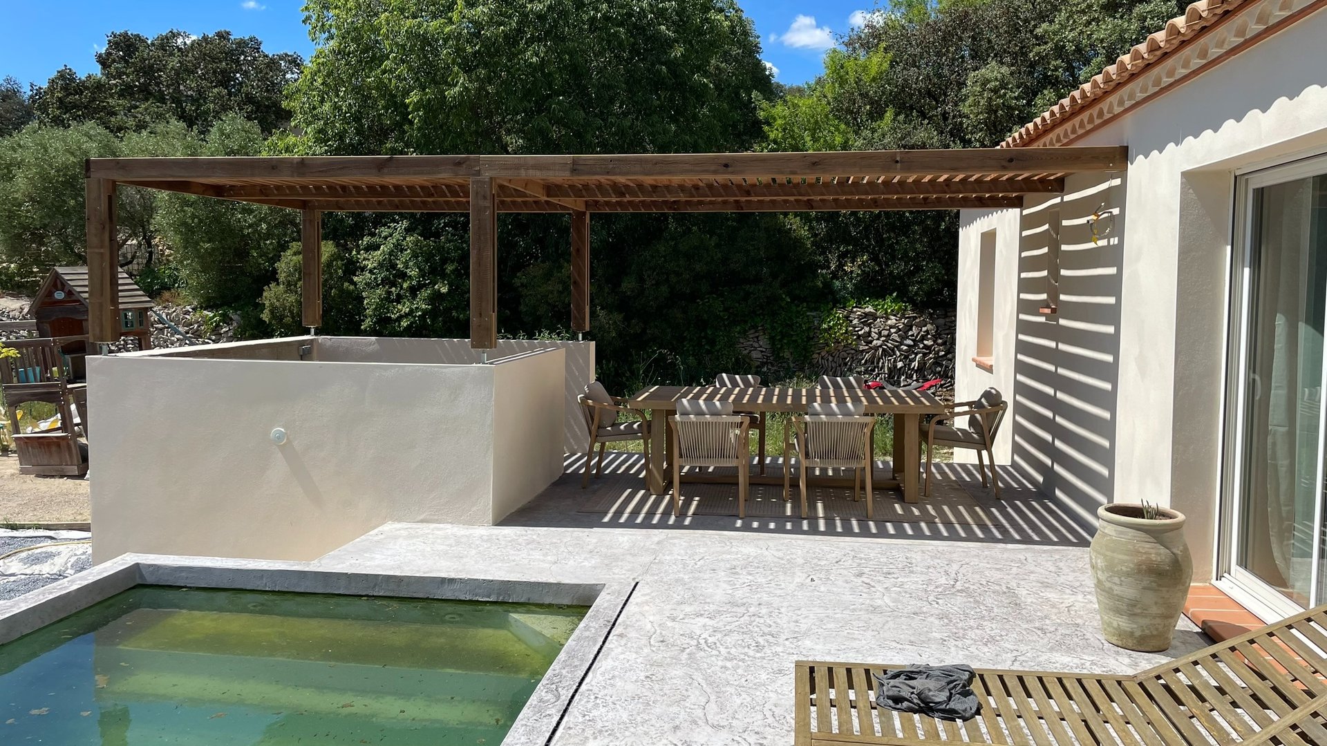 Pergola en bois claire voie en pin classe 4 aadossée. La vonage / Calvisson / Gard 