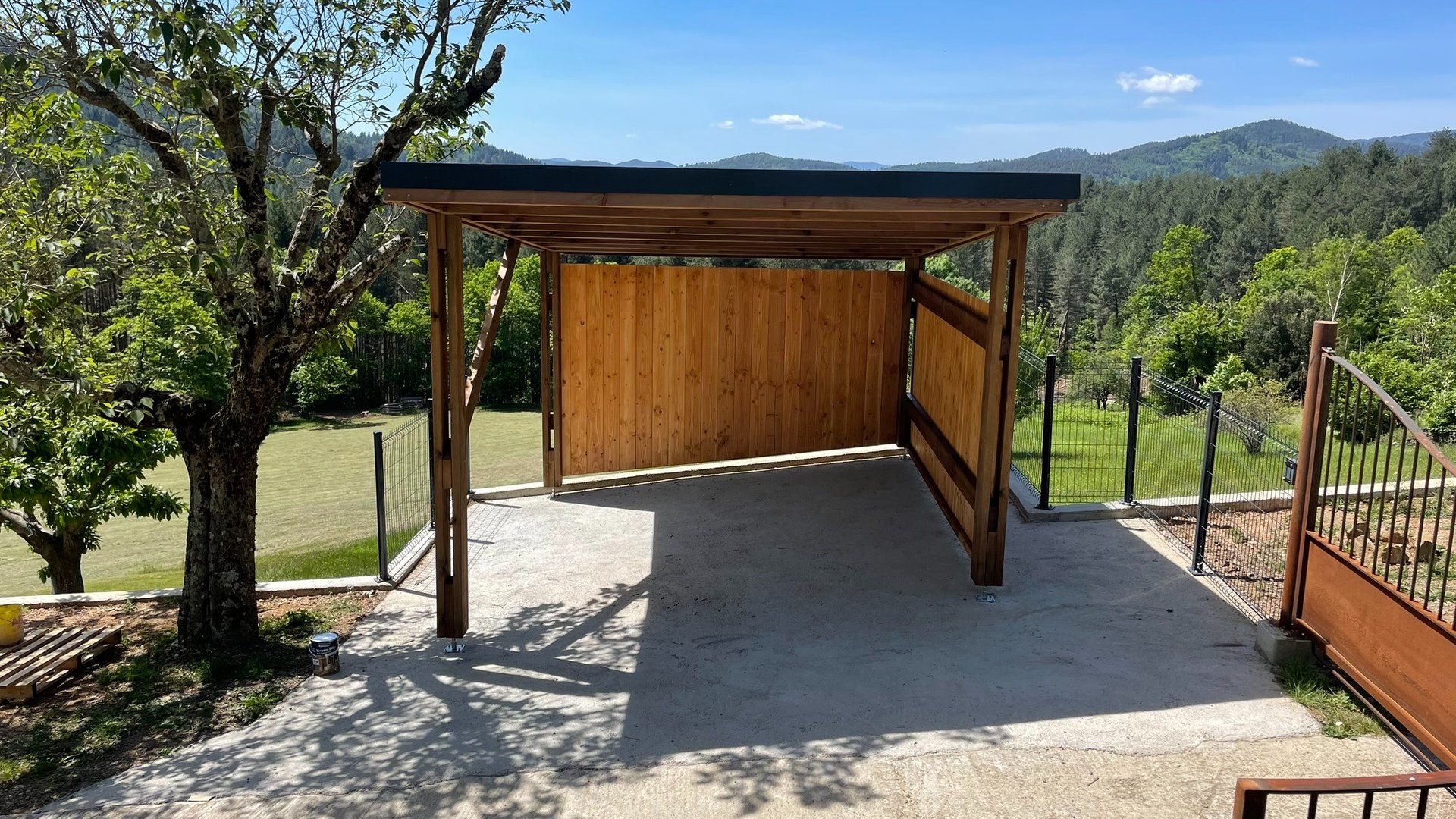 Carport en bois en pin classe 4 et douglas. 1 place, monopente. bon rapport qualité prix. Qualitatif, GARD / ARDECHE / LOZERE