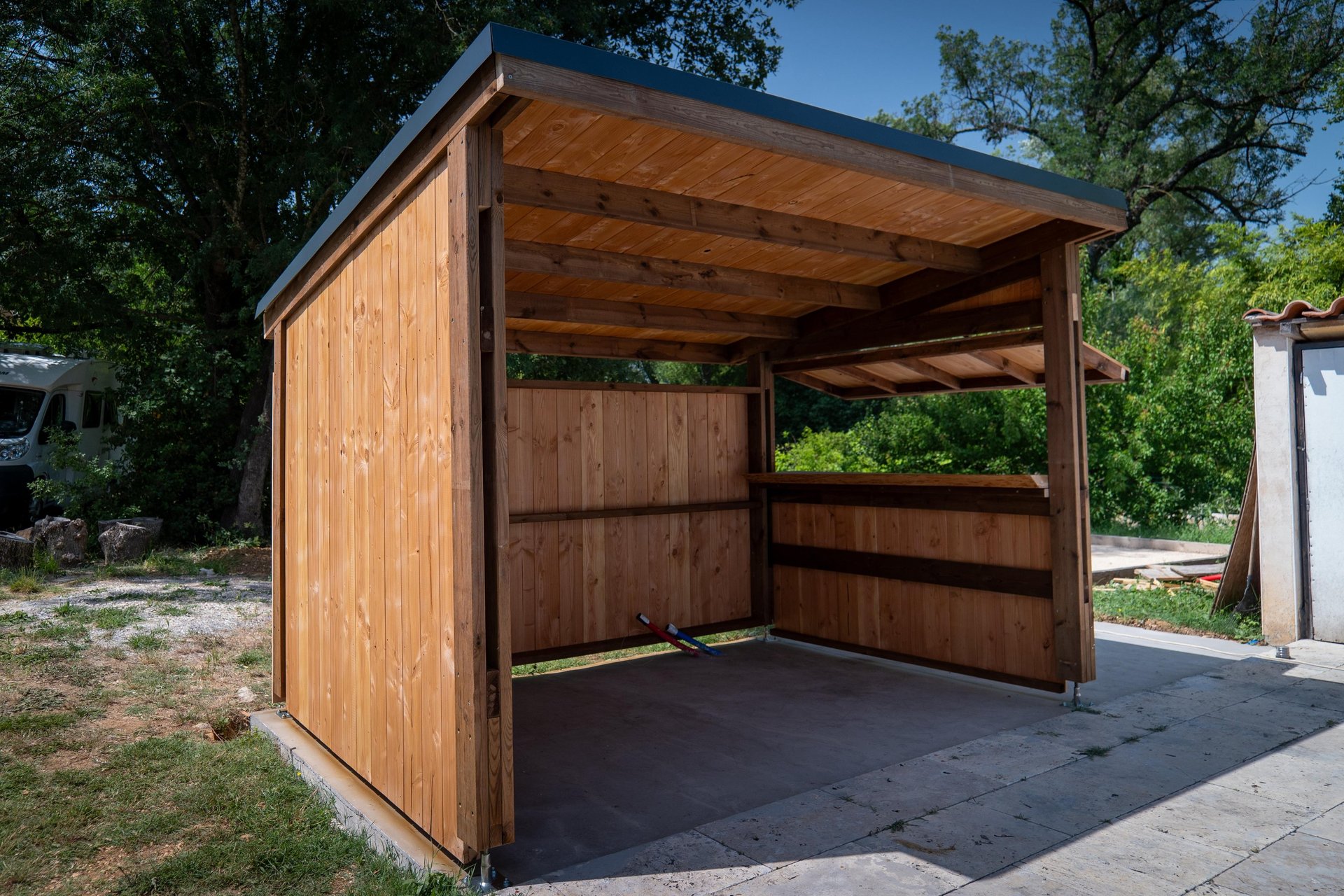 Cuisine d'été en bois douglas et pin classe 4. Aménagement bois sur mesure.