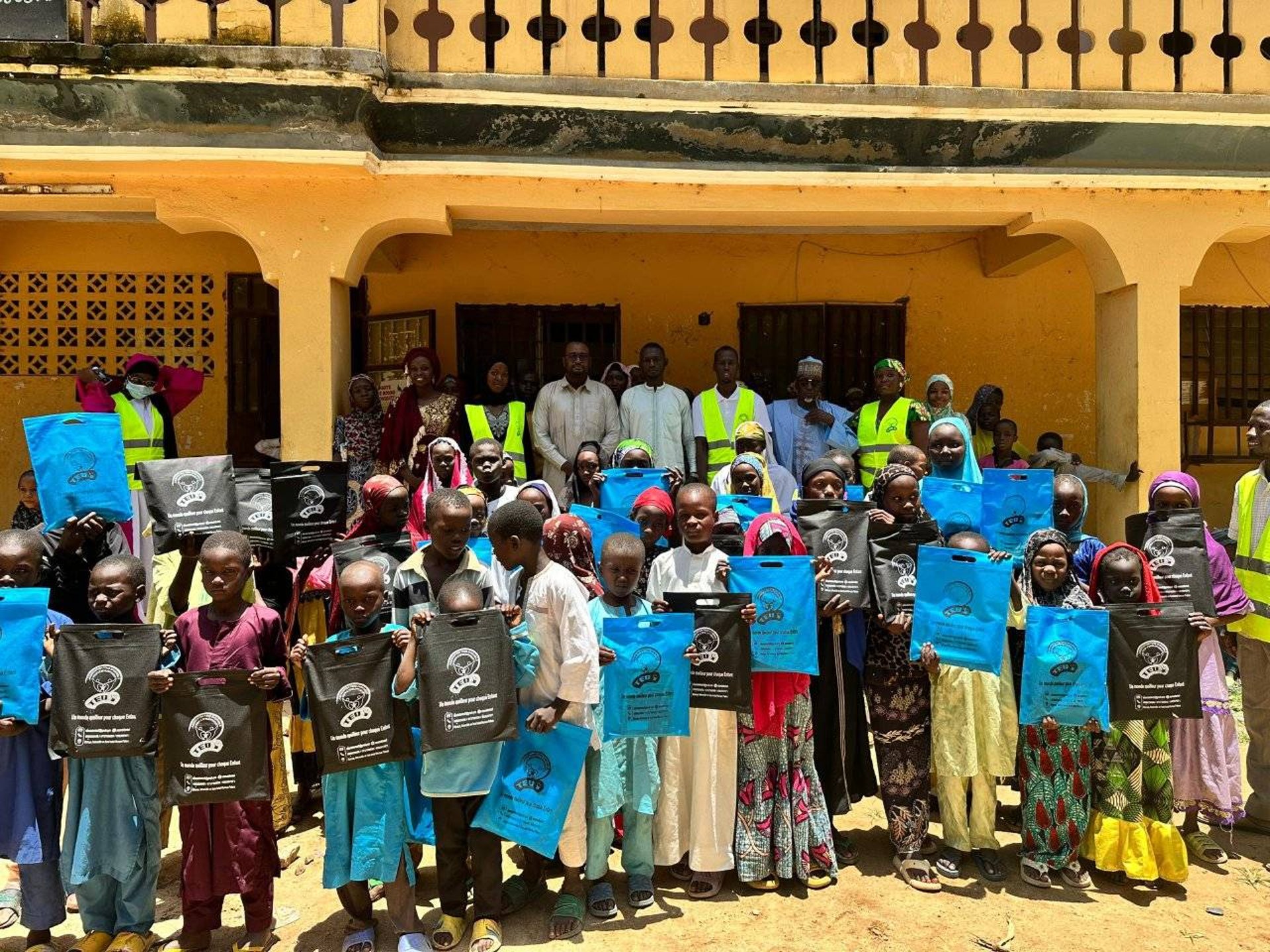 black and white bed linen