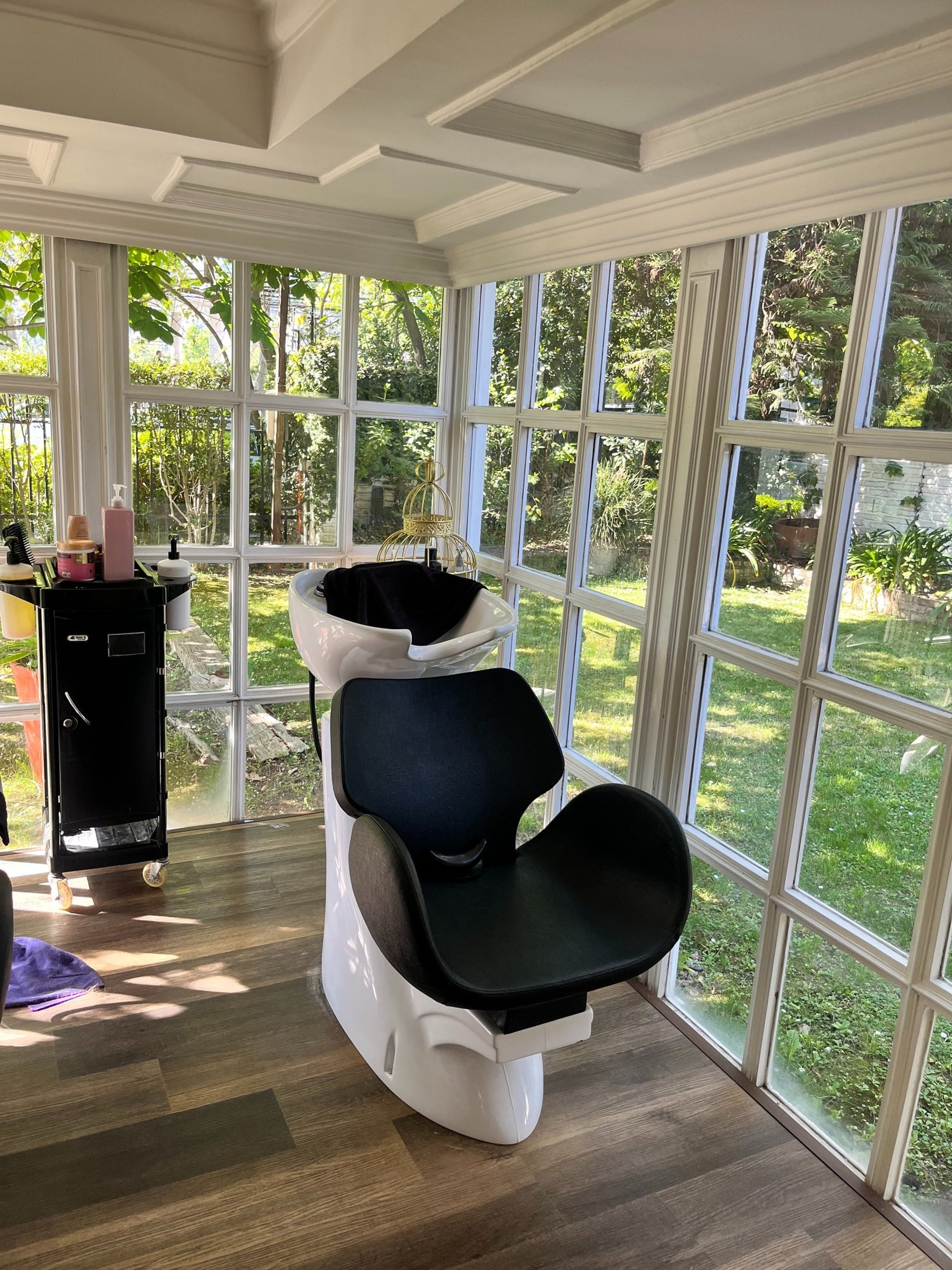 gray computer monitor