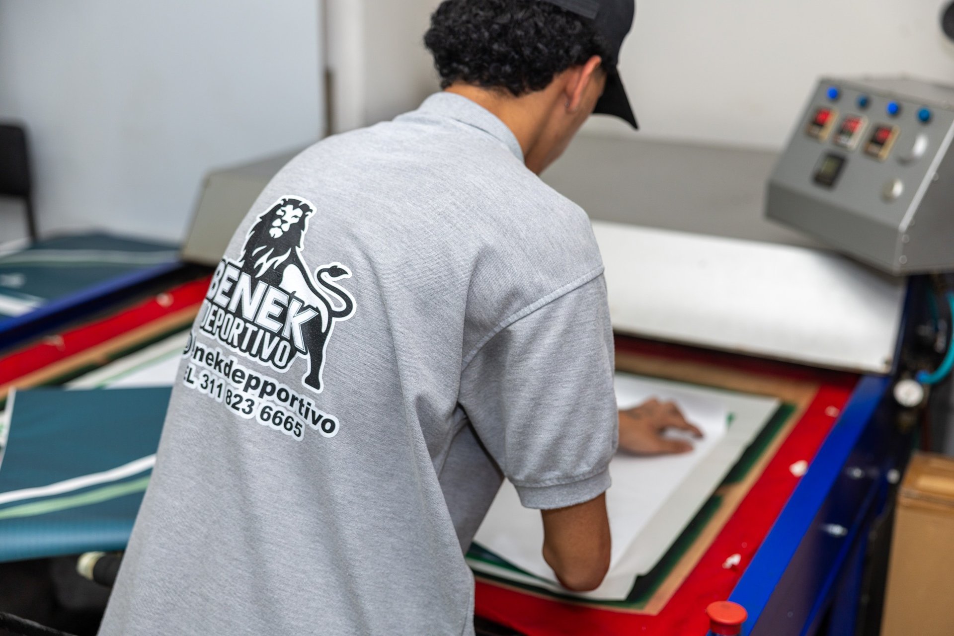 gray computer monitor