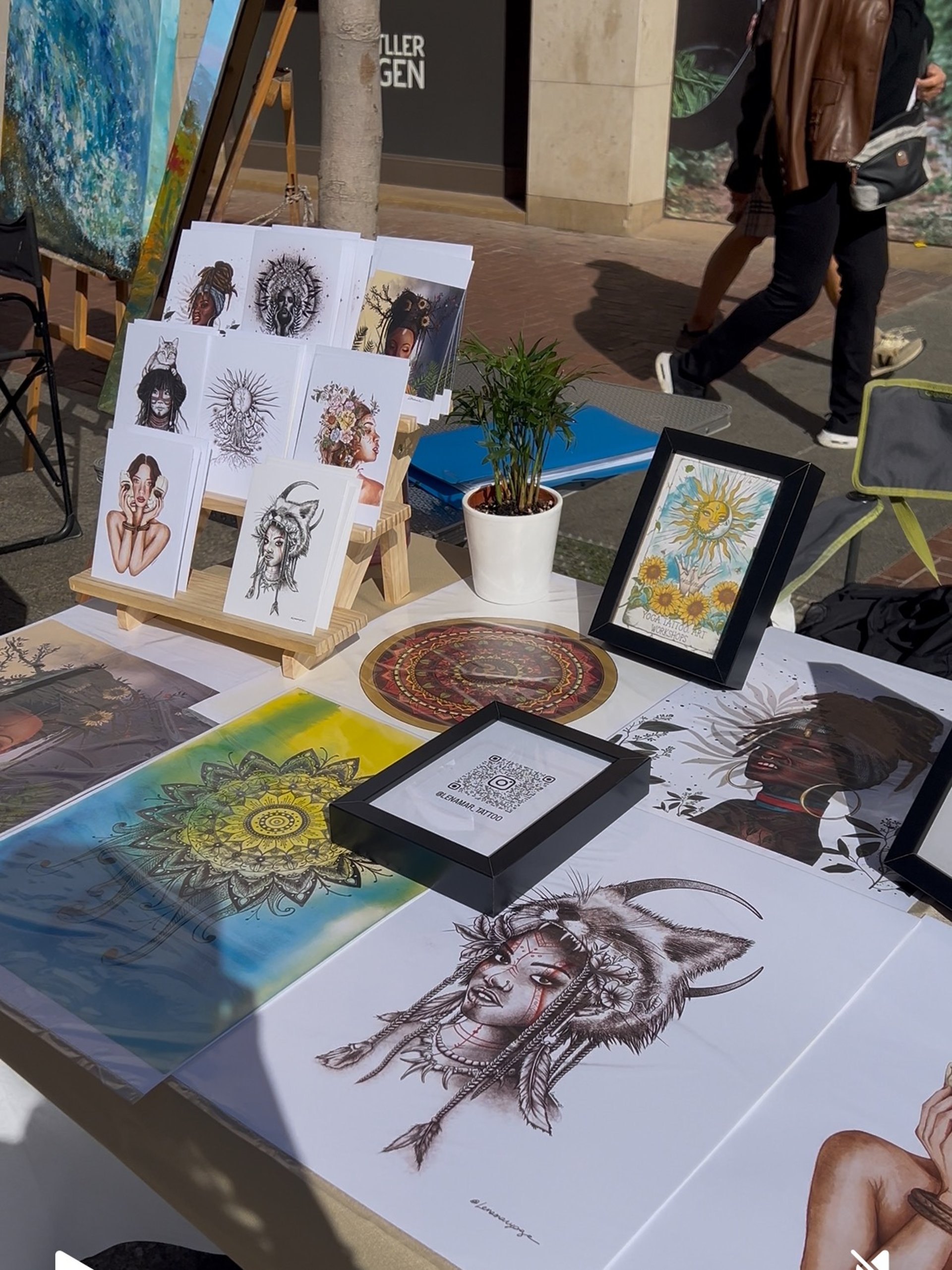 gray computer monitor