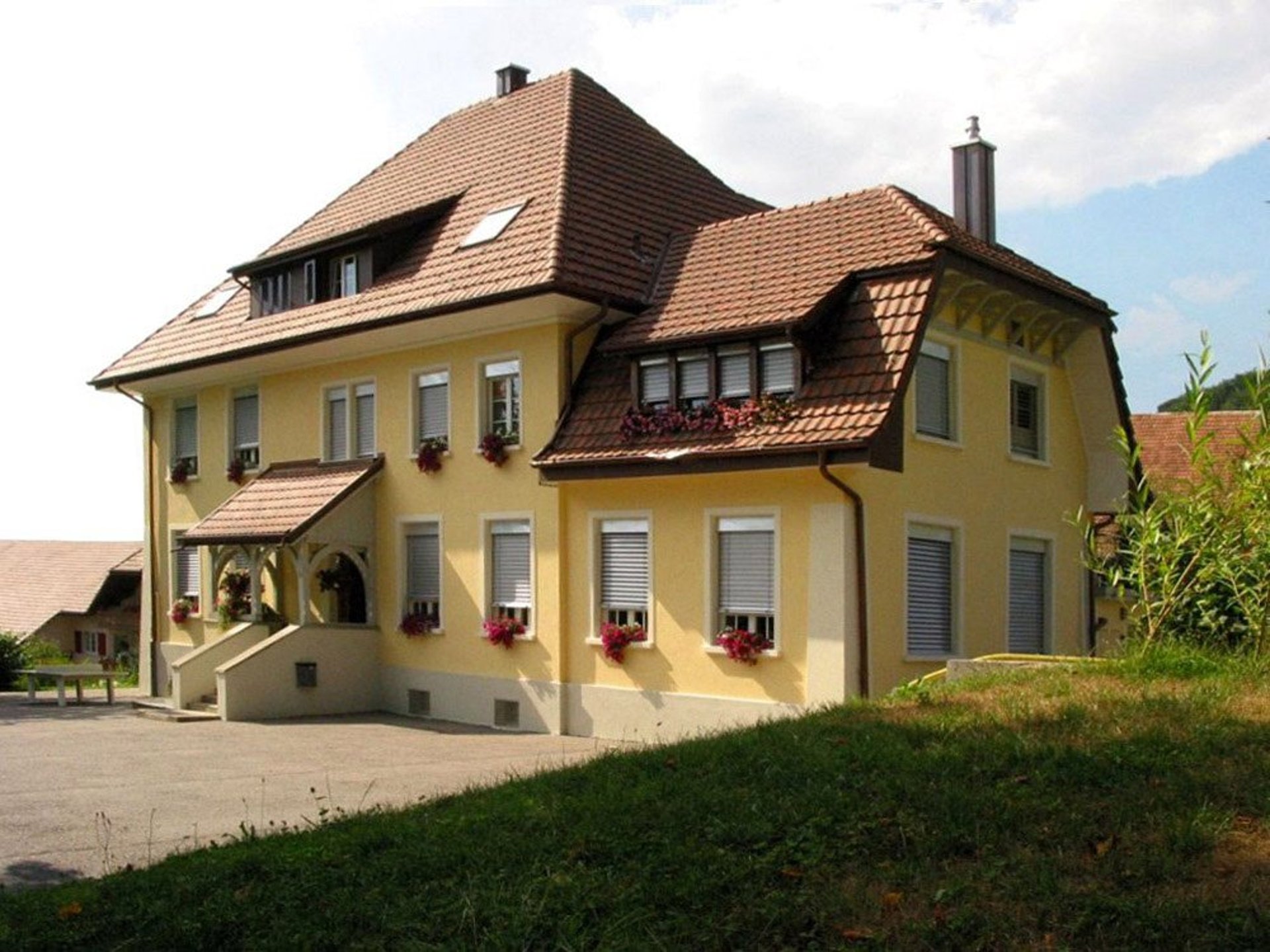 black and brown leather padded tub sofa