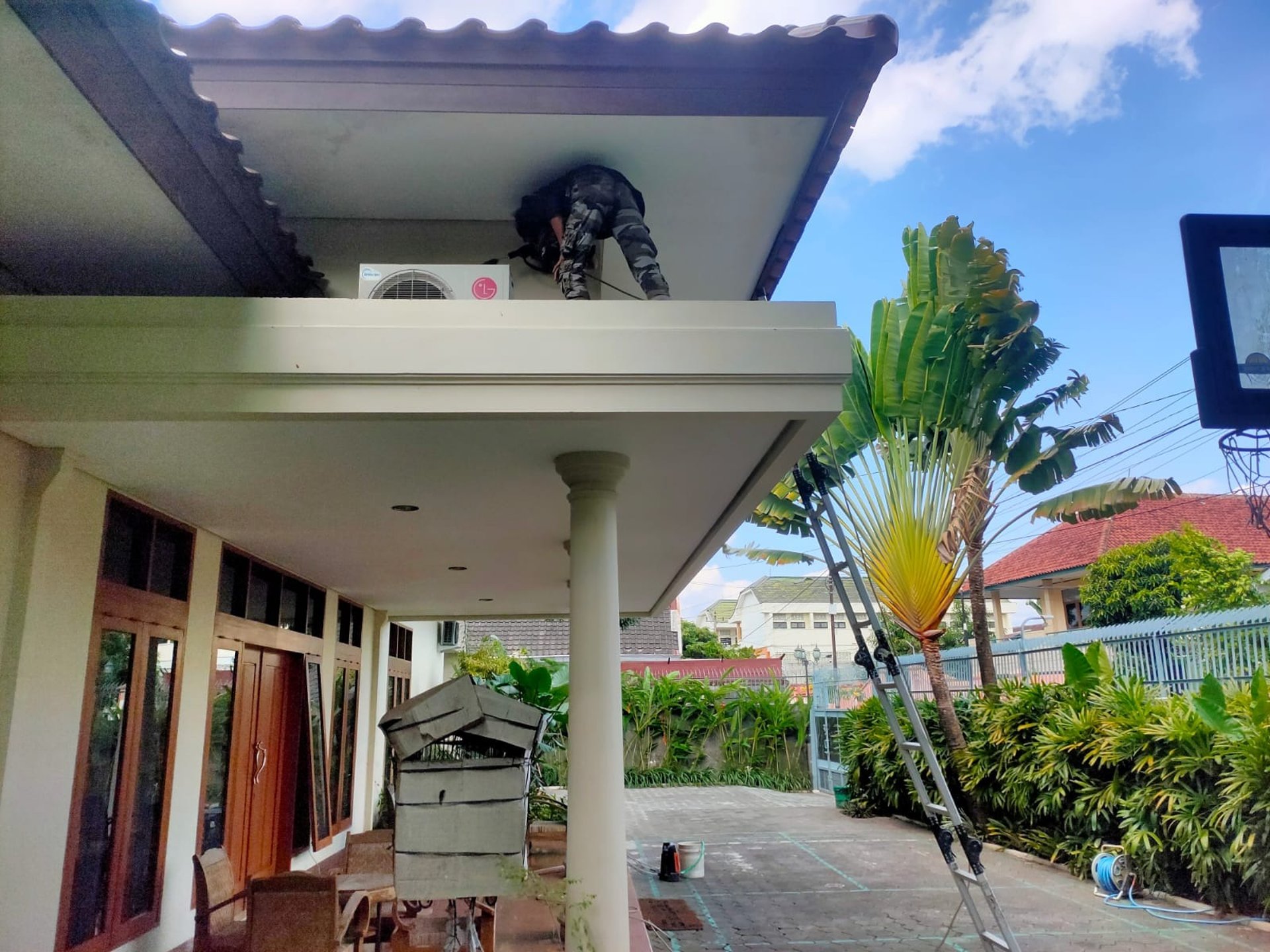 black and brown leather padded tub sofa
