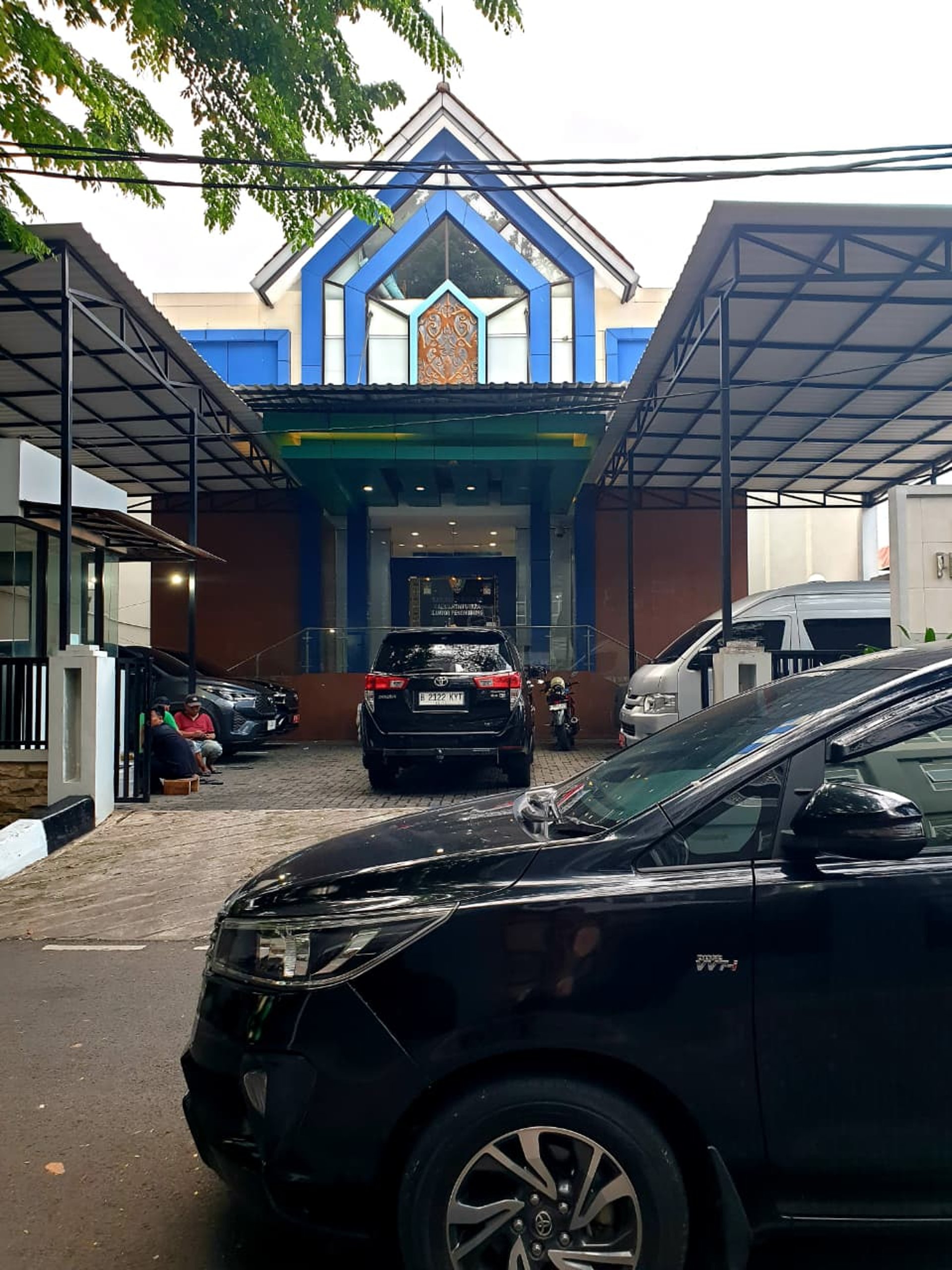 black and brown leather padded tub sofa