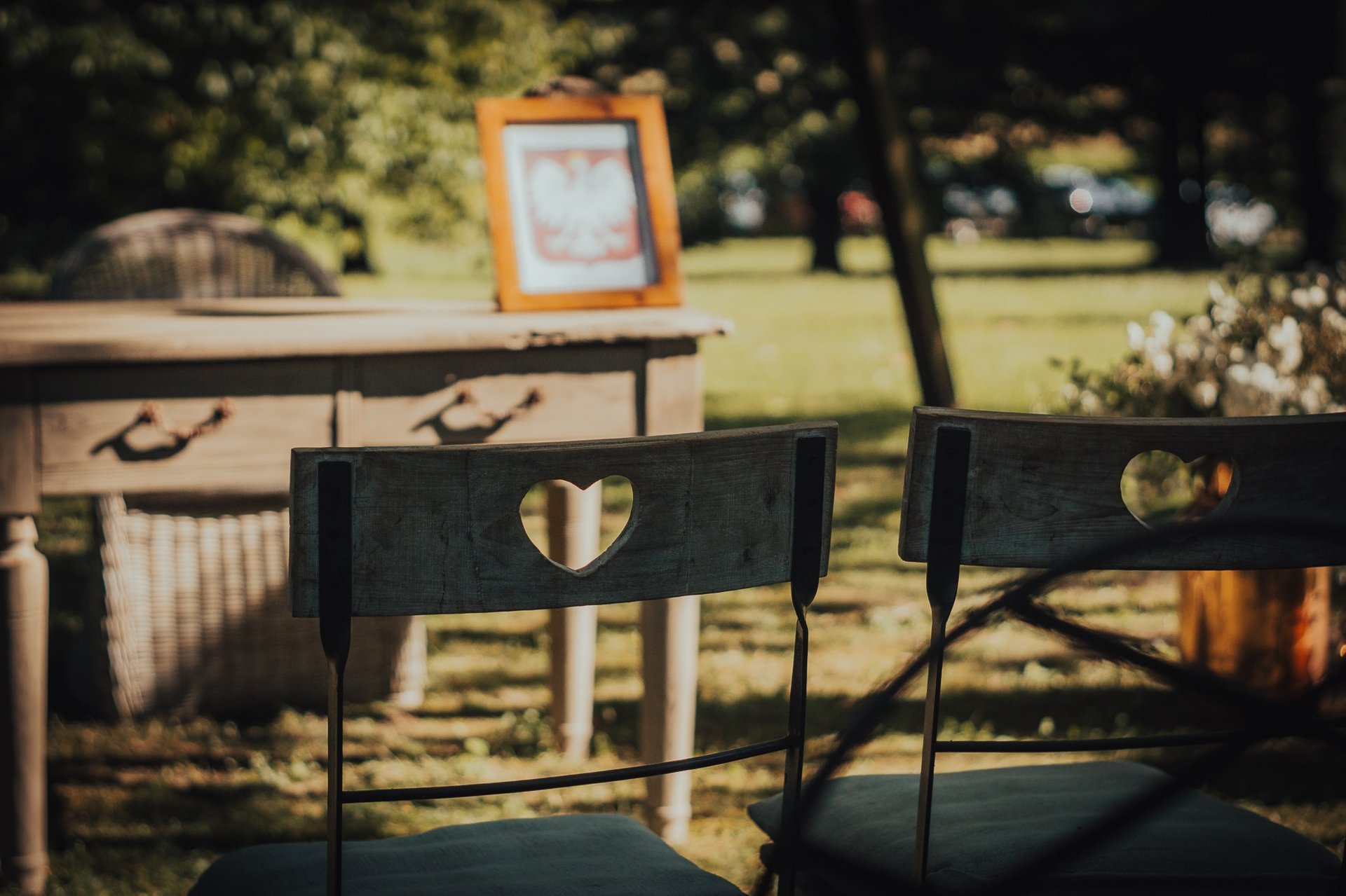 gray computer monitor