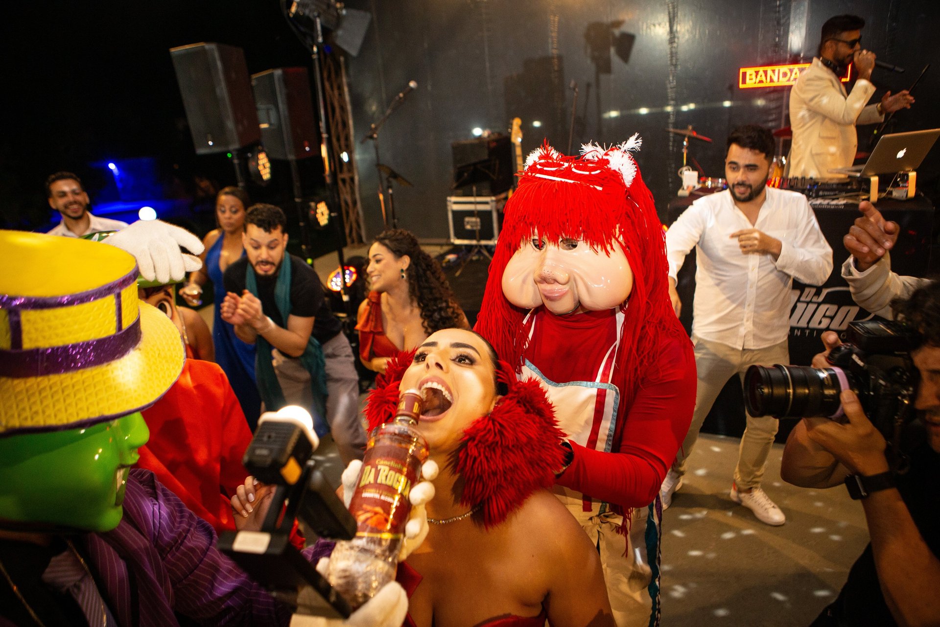 black and white bed linen