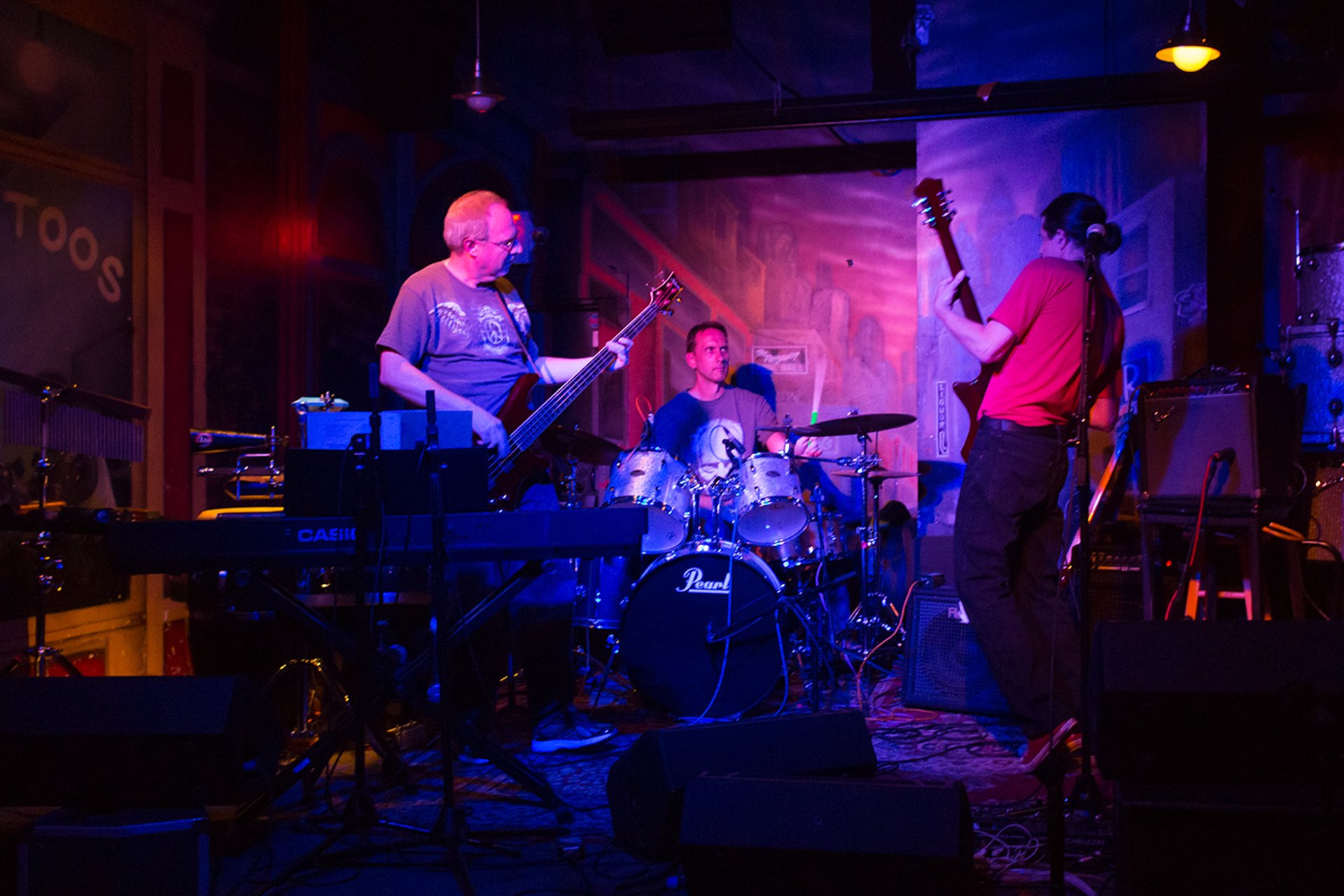 gray computer monitor