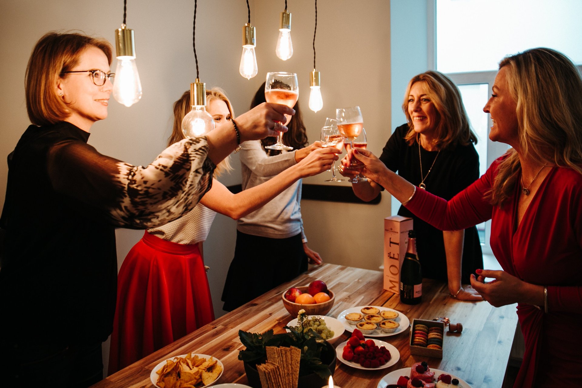 gray computer monitor