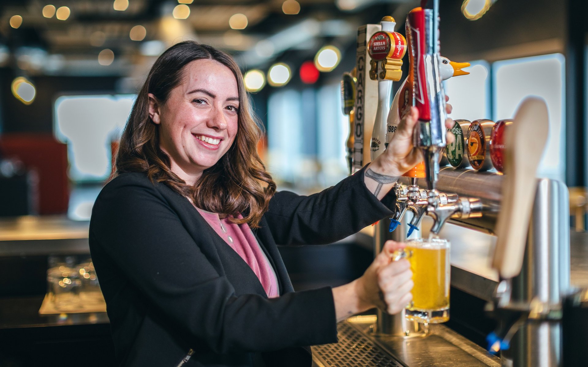 portrait d'une employée d'un hôtel dans le Beaujolais pour site web