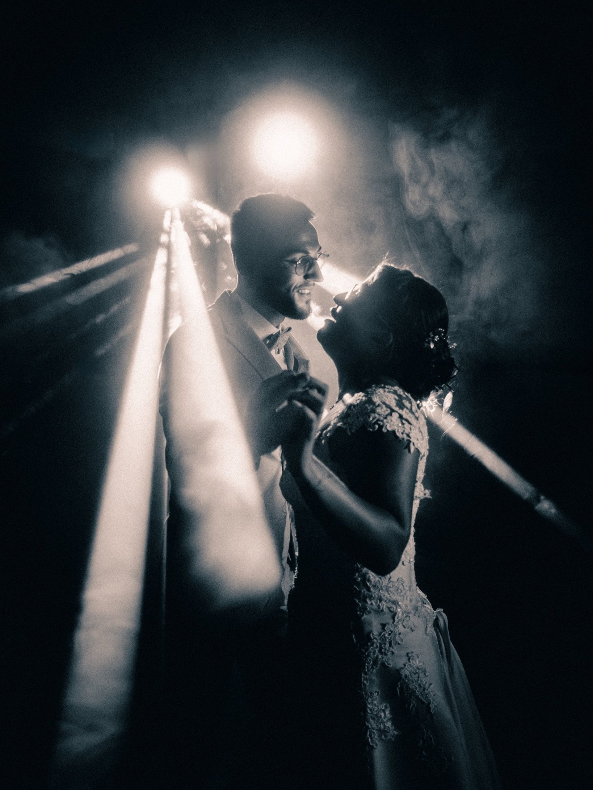 Mariés qui s'embrasse lors de leur soirée de mariage dans le Beaujolais (Rhône)
