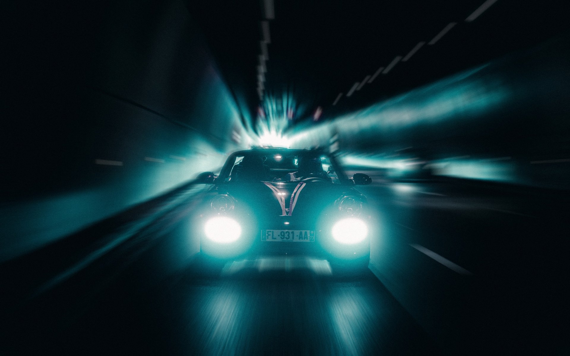 Fontaine à champagne avec les deux mariés en arrière plan dans le Beaujolais