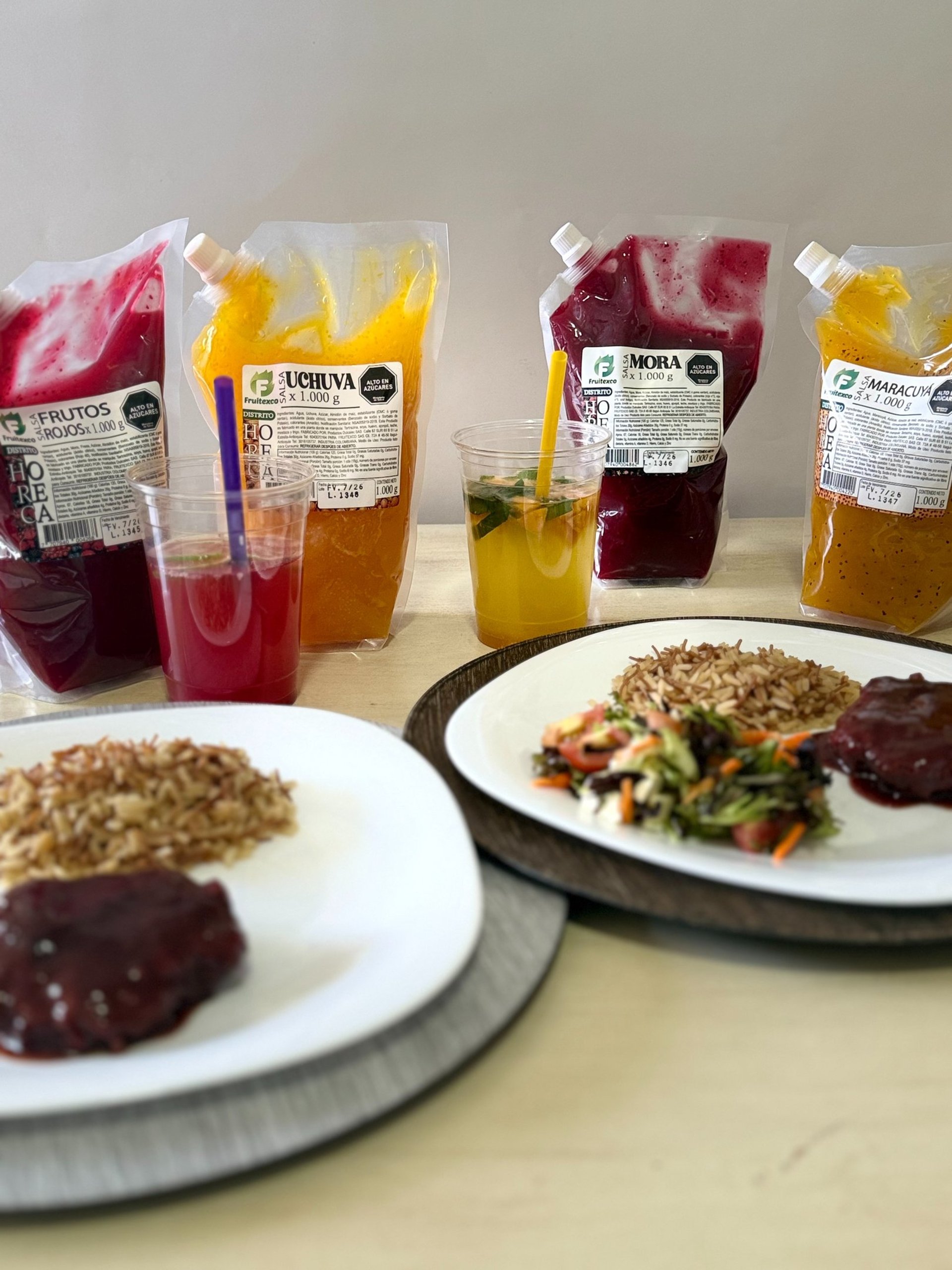 Carne de hamburguesa con salsas de mora, ensalada de maracuyá y sodas de uchuva y frutos rojos