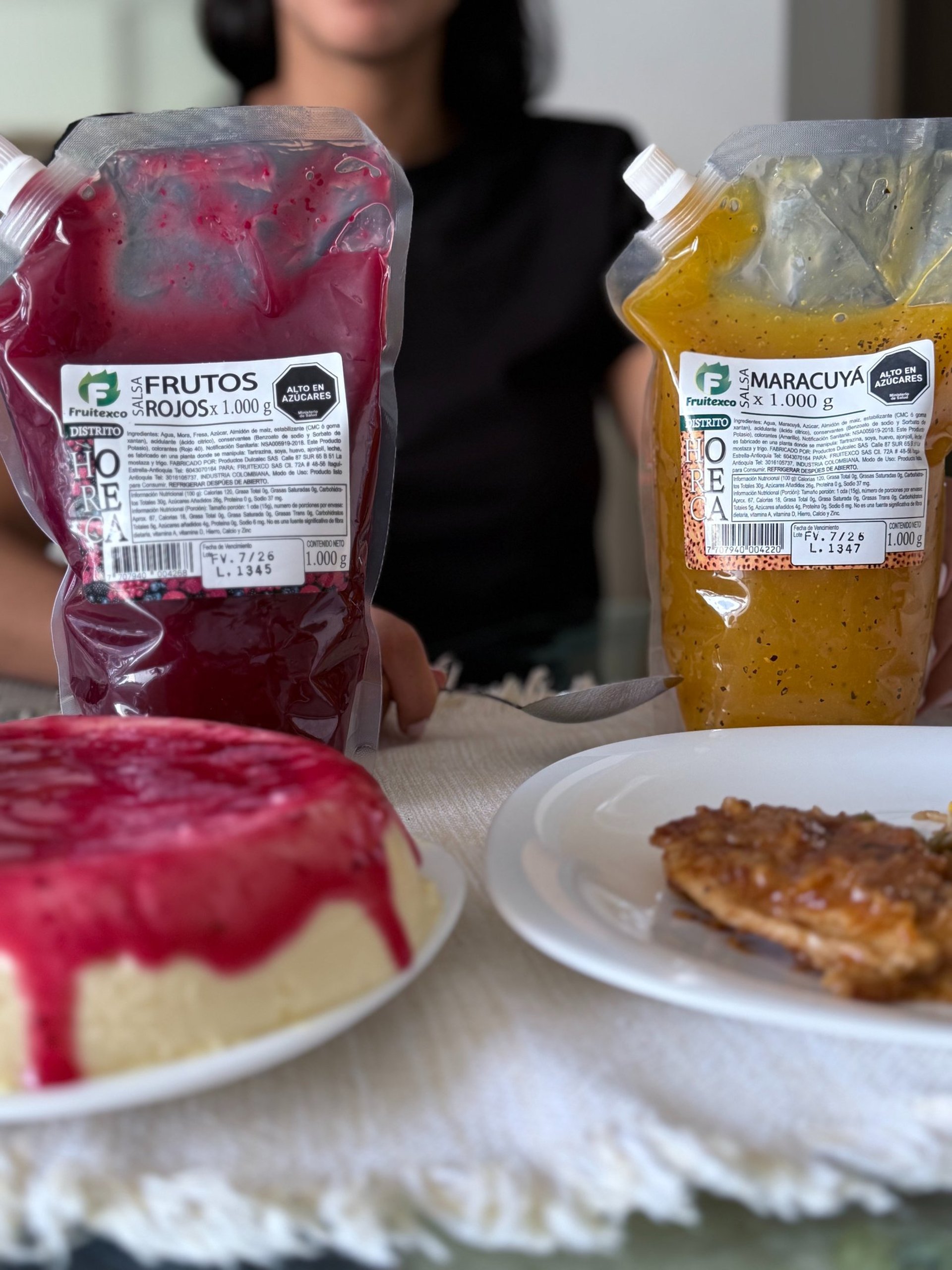 Recetas de postre de tres leches con salsa de frutos rojos y pollo apanado con salsa de maracuyá