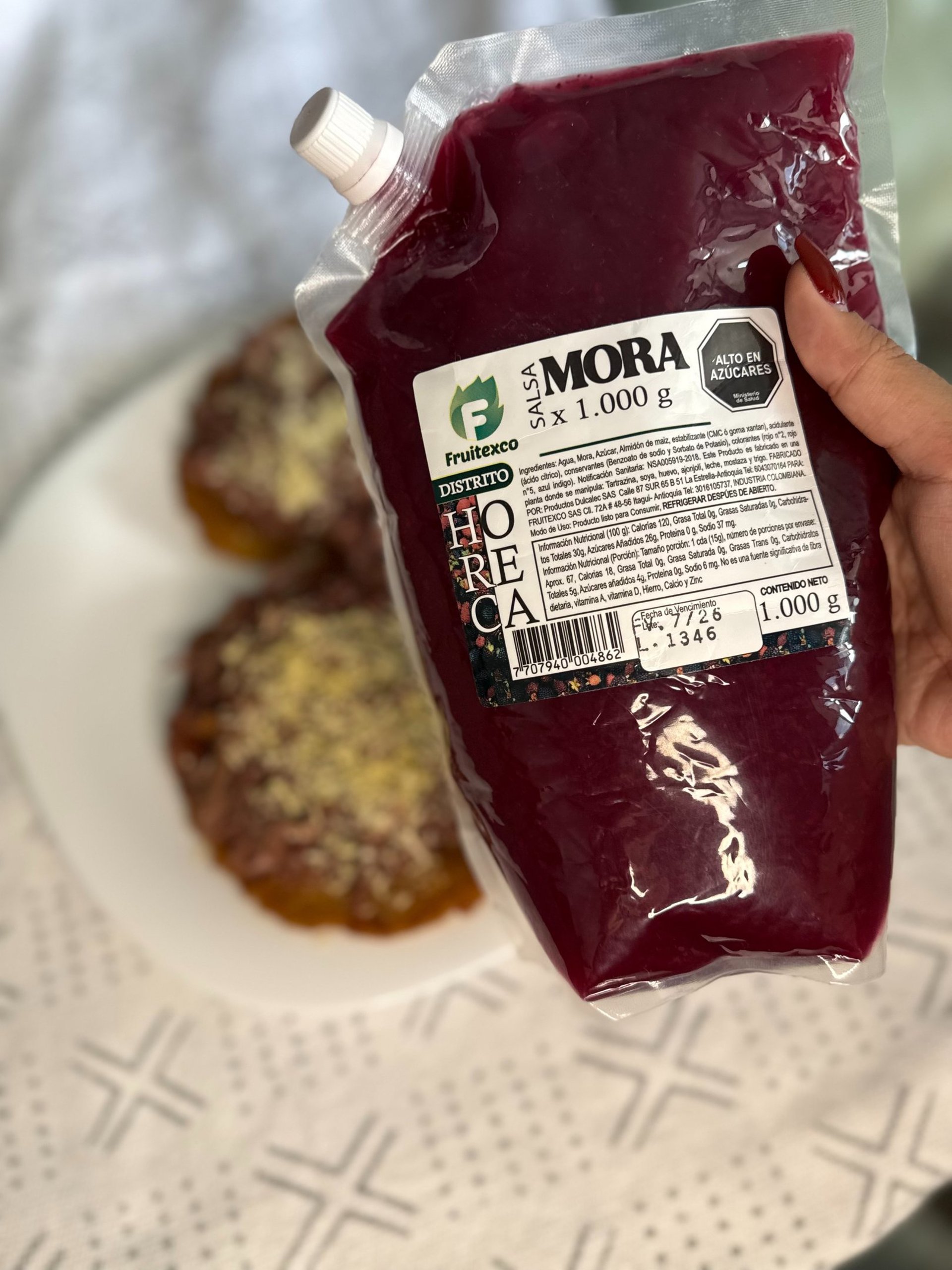 Carne de hamburguesa con salsas de mora, ensalada de maracuyá y sodas de uchuva y frutos rojos