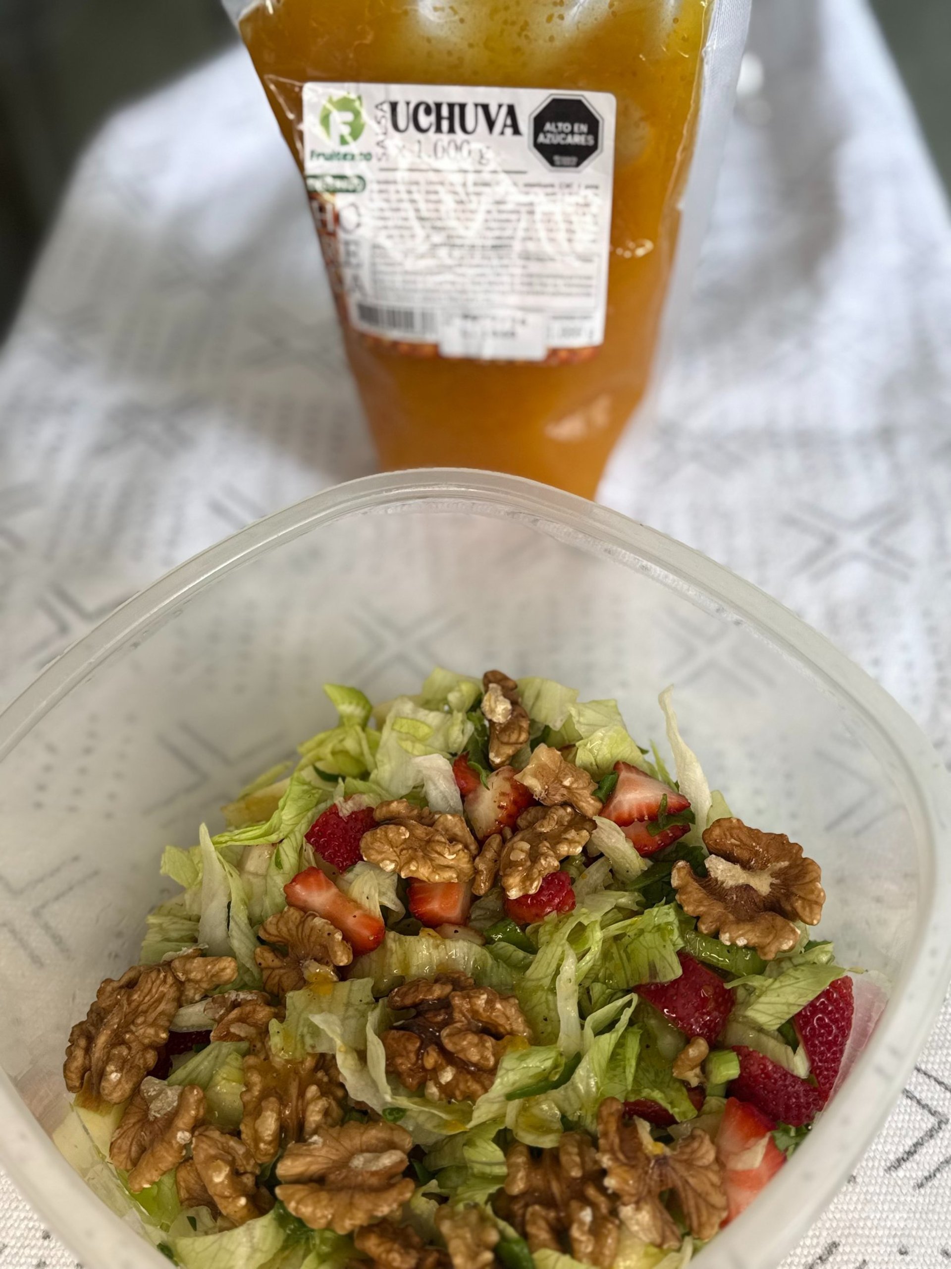 Carne de hamburguesa con salsas de mora, ensalada de maracuyá y sodas de uchuva y frutos rojos