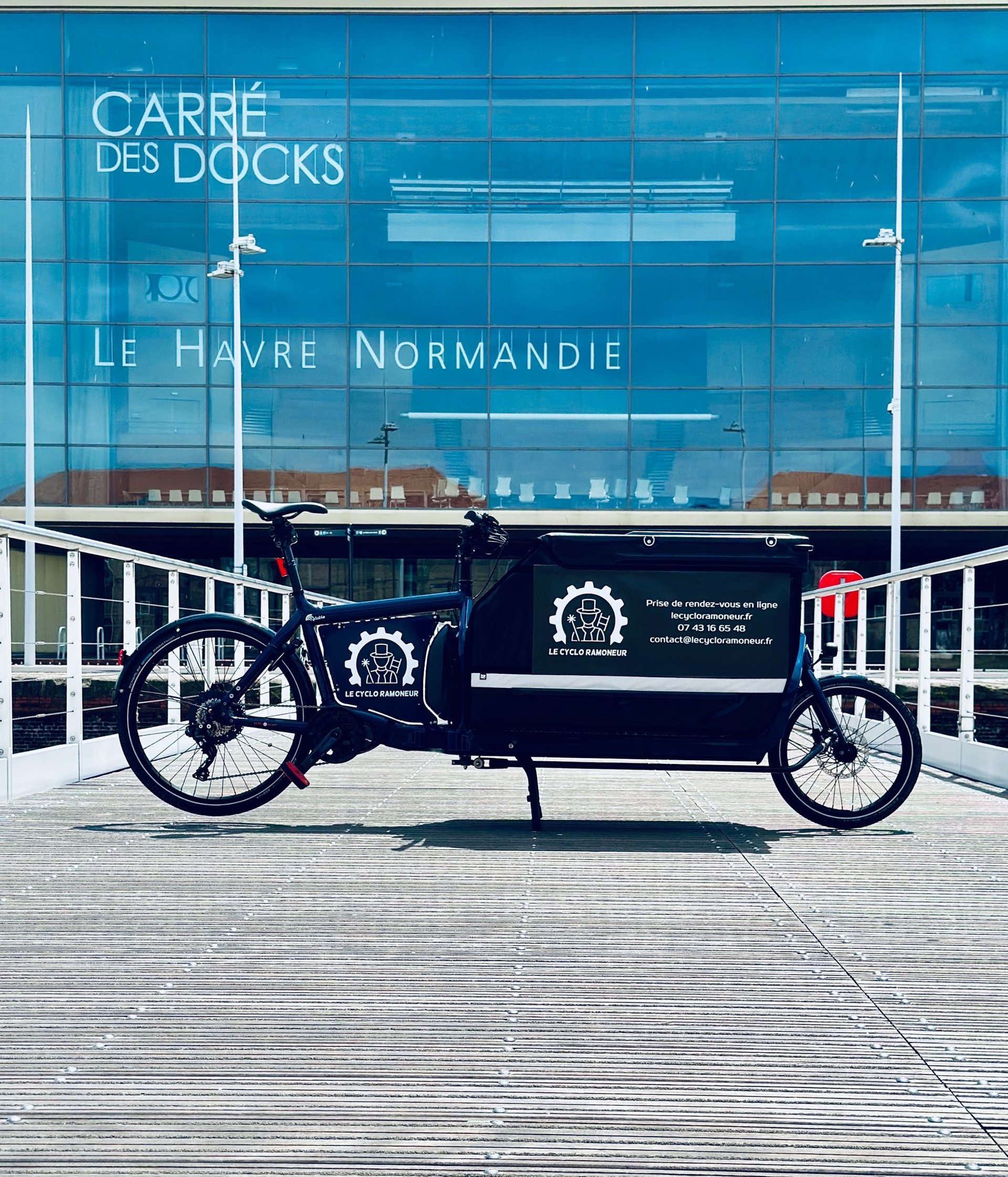 gray computer monitor