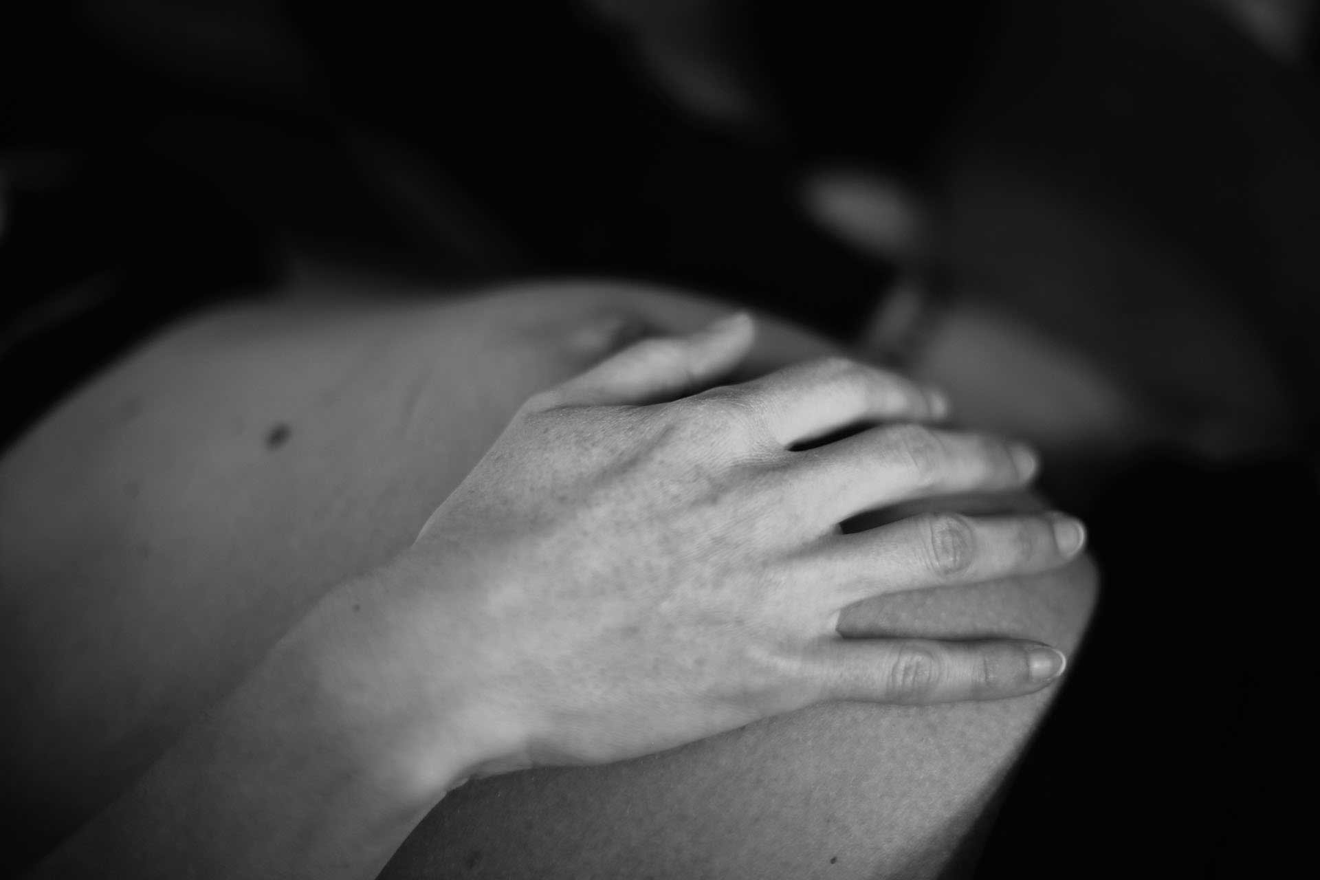 Gros plan ventre rond femme enceinte, accompagnement grossesse
