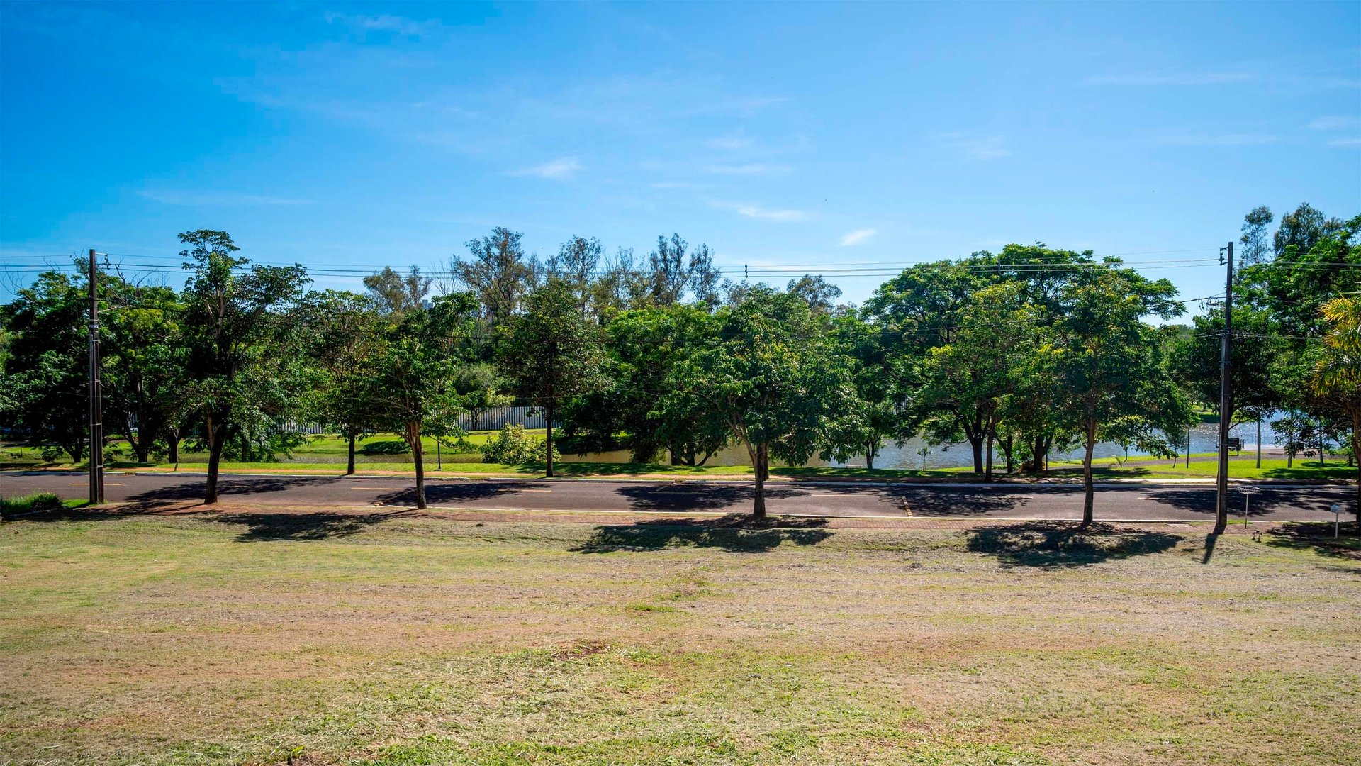 Terreno exclusivo de 1.033m² no Condomínio Sun Lake em Londrina, frente lago. Consultoria por ArchEstate (CRECI 10249-J).