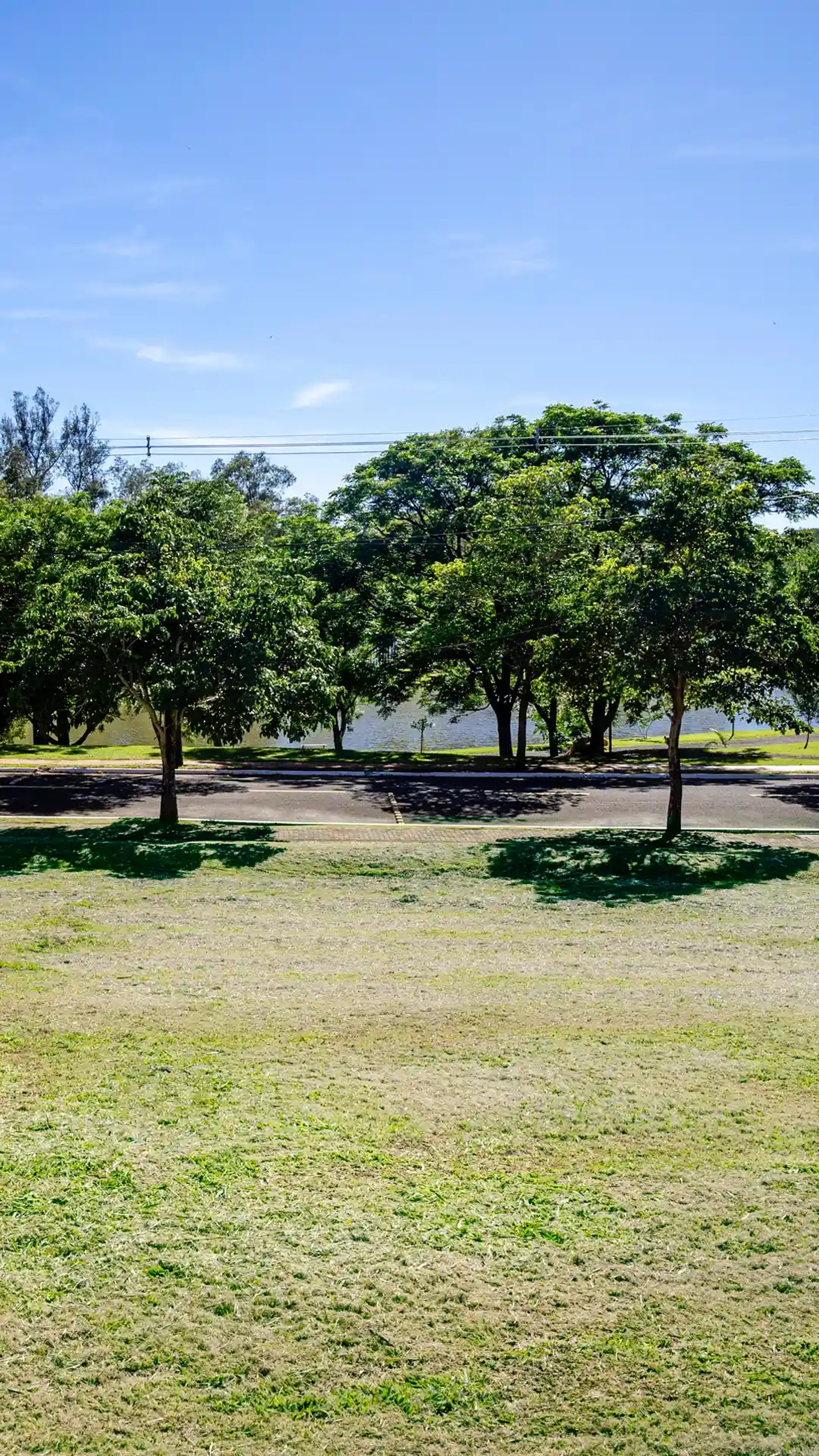 Terreno exclusivo de 1.033m² no Condomínio Sun Lake em Londrina, frente lago. Consultoria por ArchEstate (CRECI 10249-J).