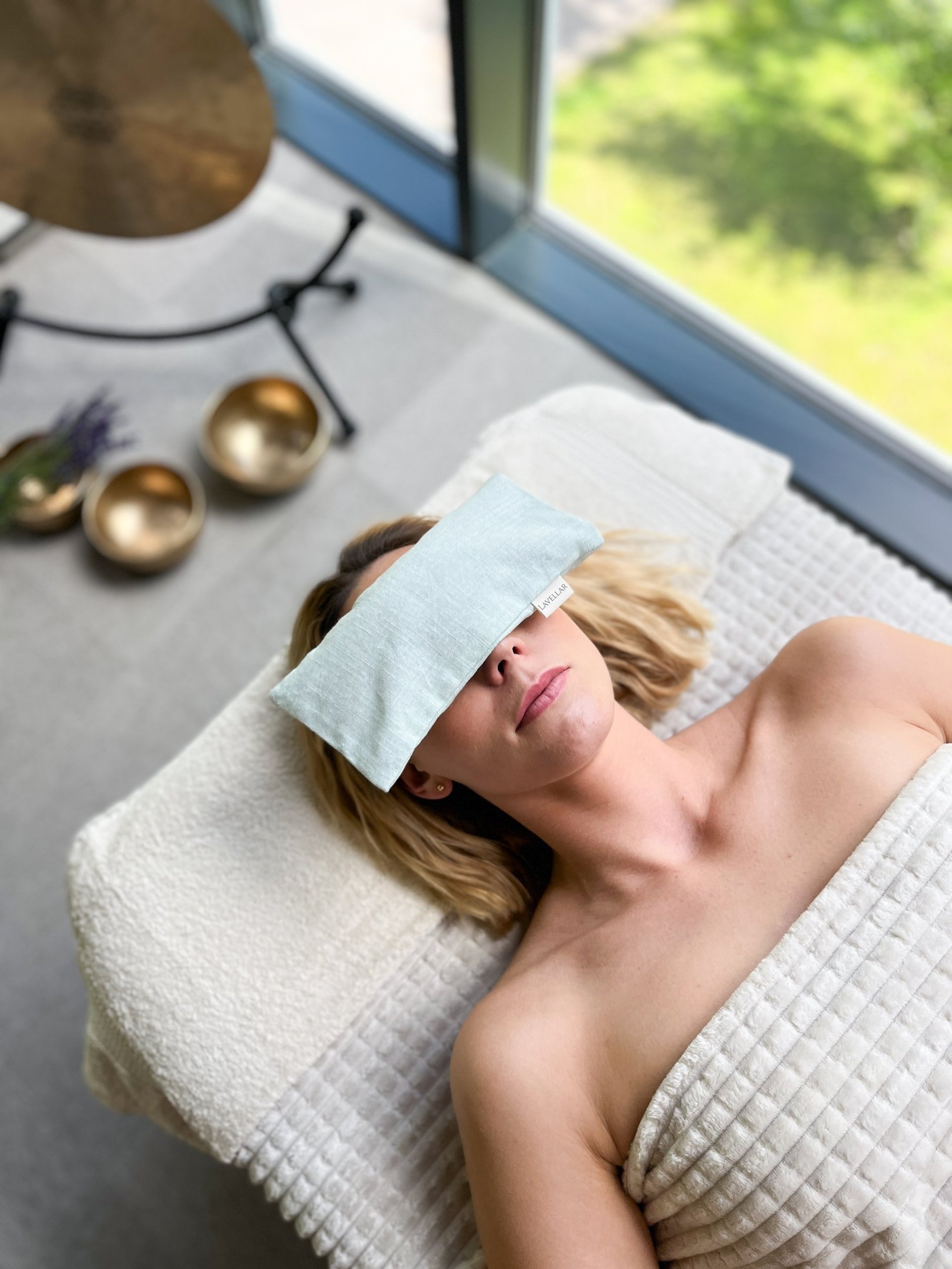 black and white bed linen