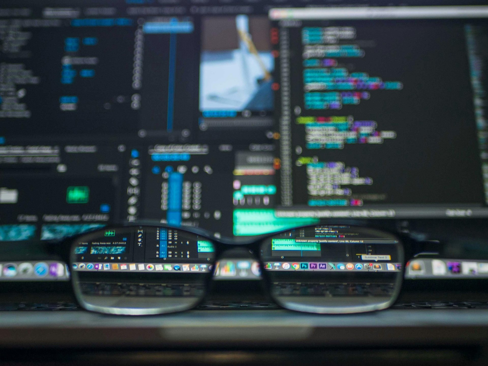 gray computer monitor