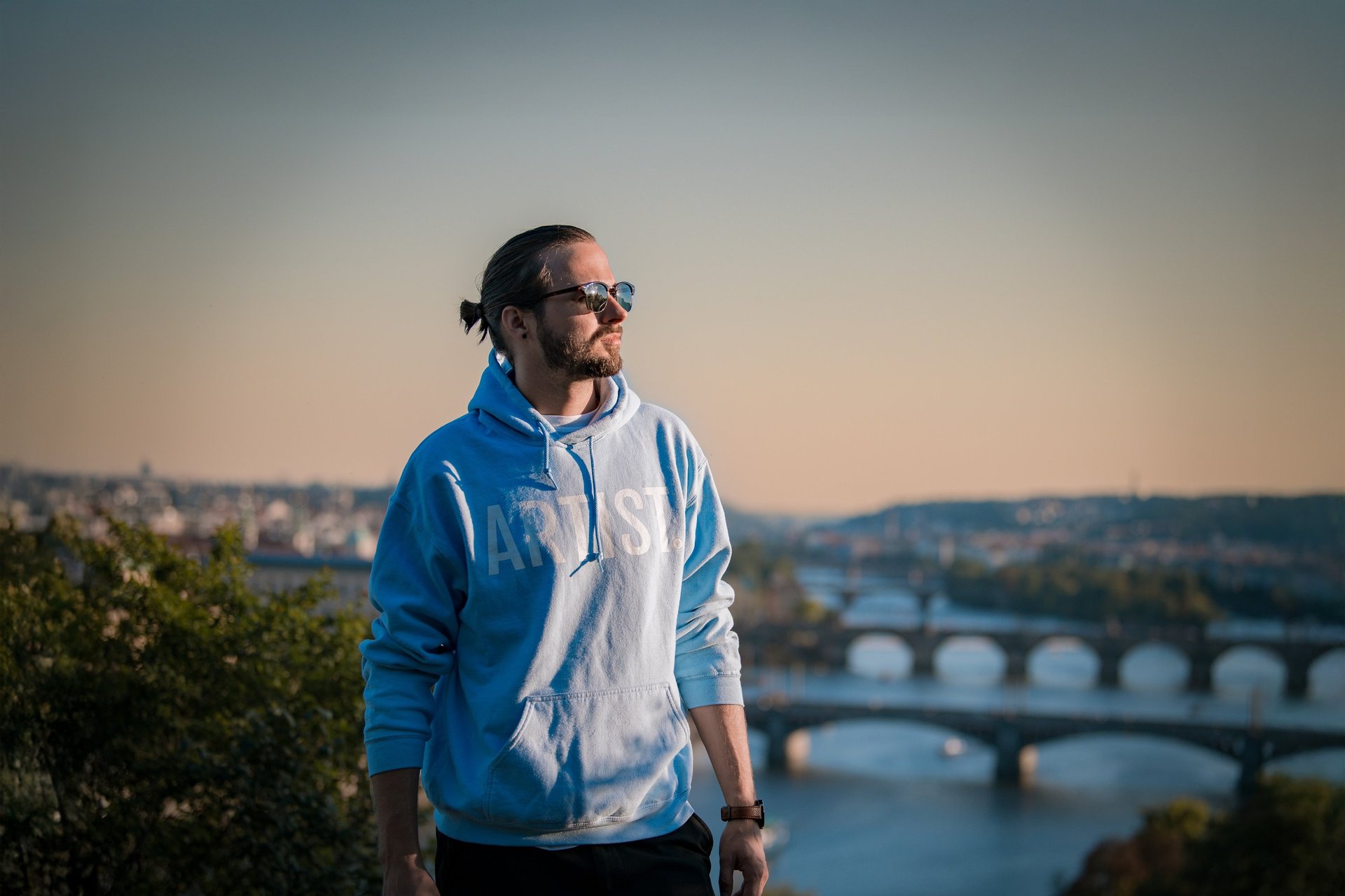 gray computer monitor